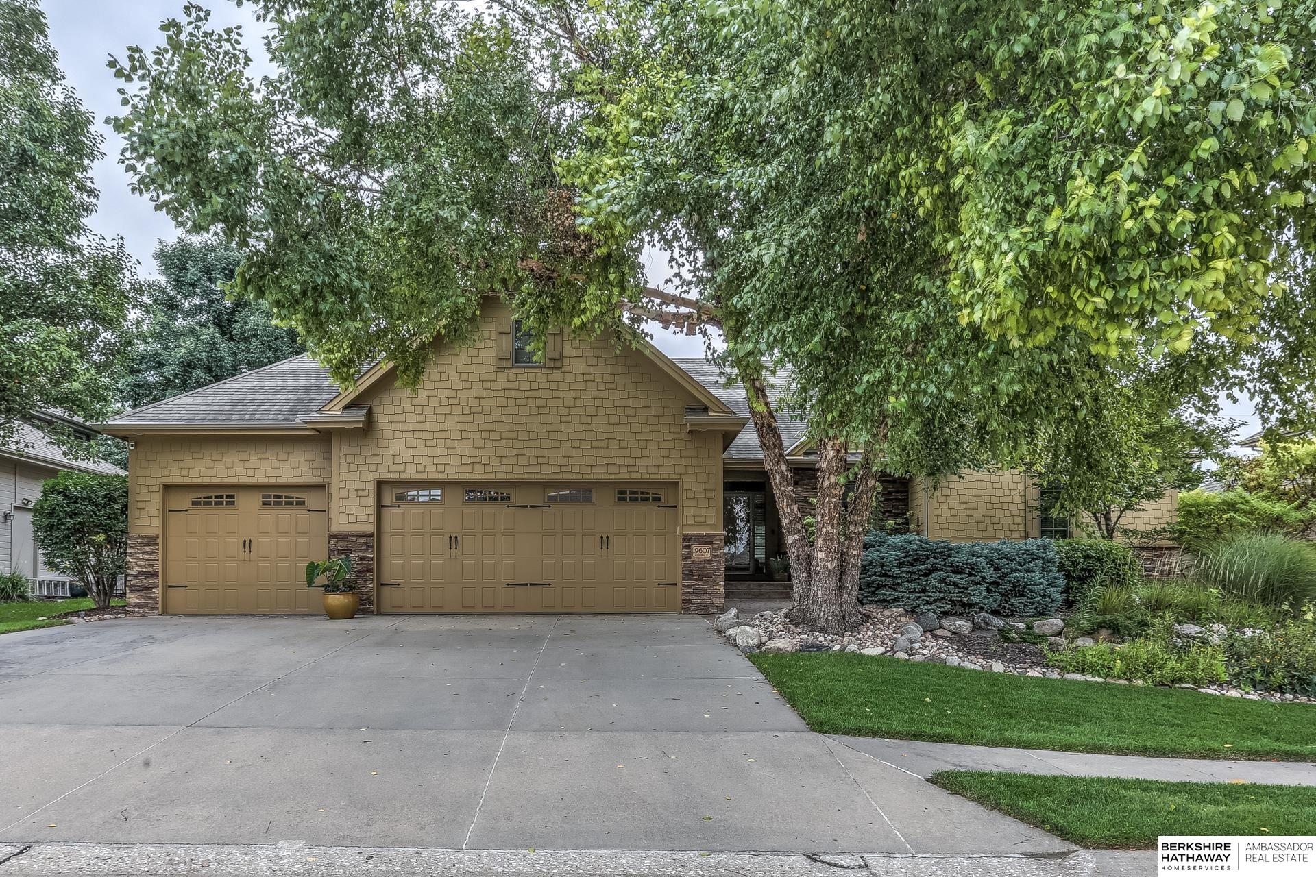 19607 Mayberry Street, Elkhorn, Nebraska image 1