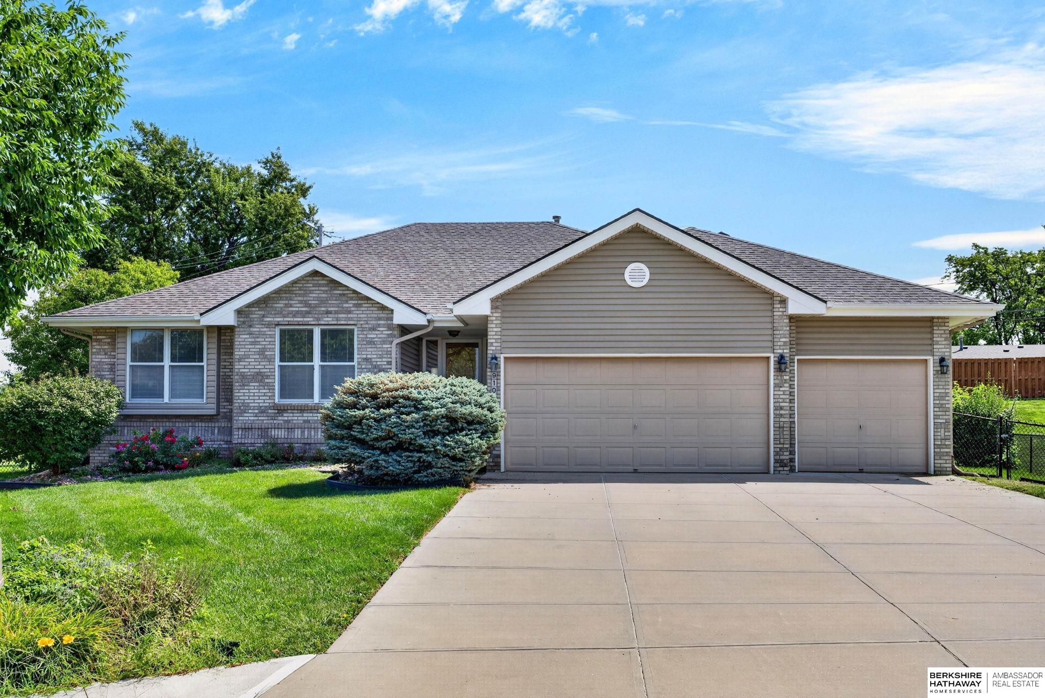 9102 S Glenview Drive, La Vista, Nebraska image 1