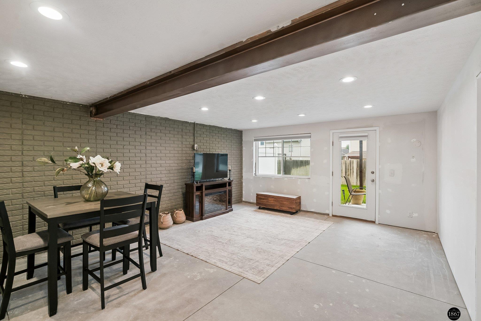 2571 N 89th