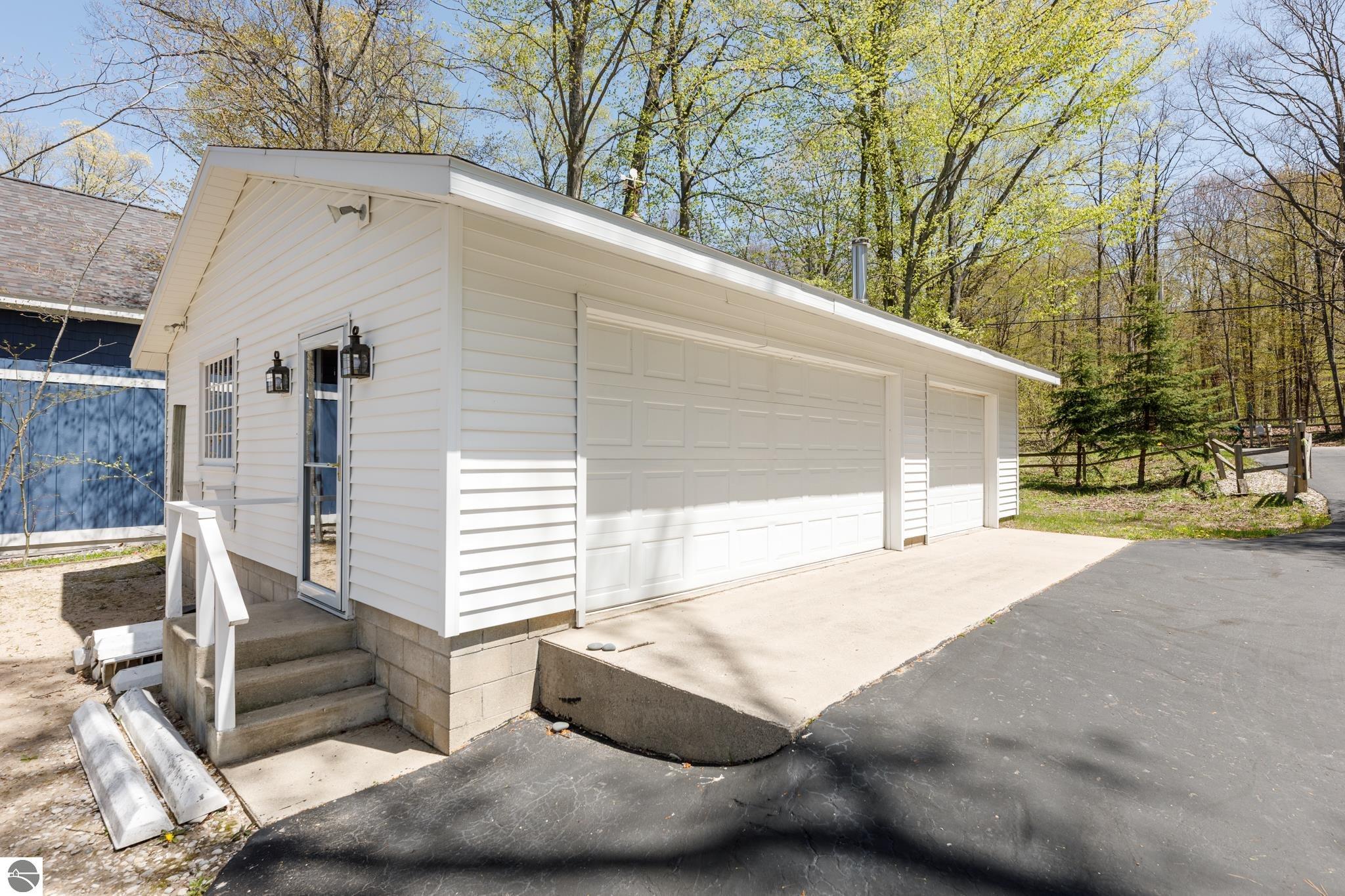8432 S Dunns Farm Road, Maple City, MI 49664 — Photo 38