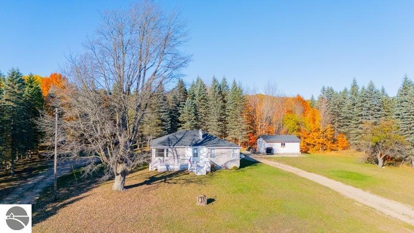 2703 E Moorestown Road, Lake City, MI 49651 — front exterior
