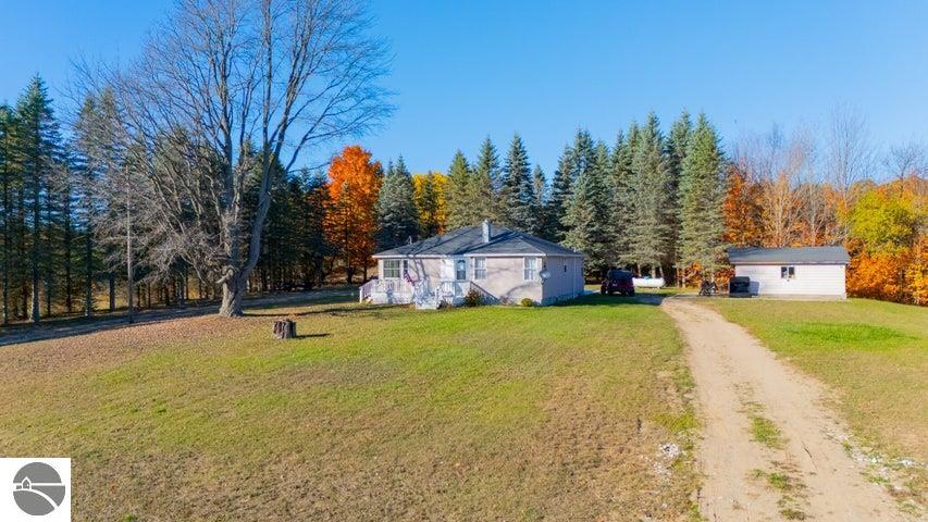 2703 E Moorestown Road, Lake City, MI 49651 — Photo 2