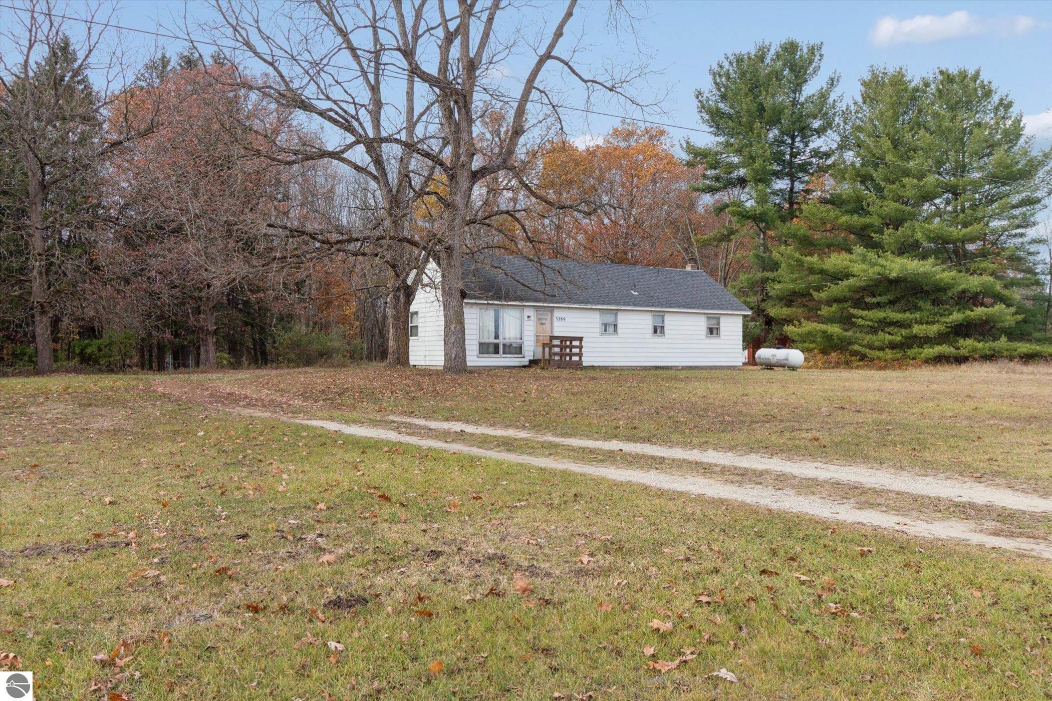 3289 N Ferris Road, Sumner, MI 48889 — front exterior