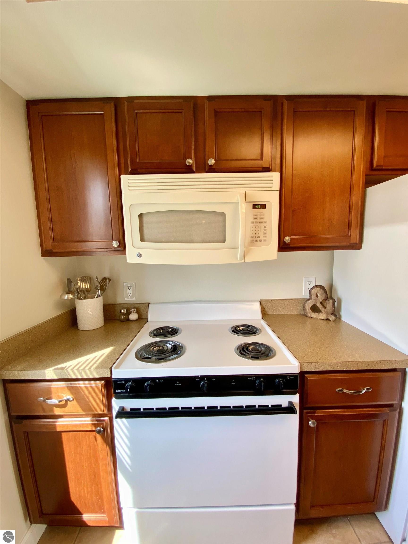 5550 Golfview Court, Williamsburg, MI 49690 — Photo 10