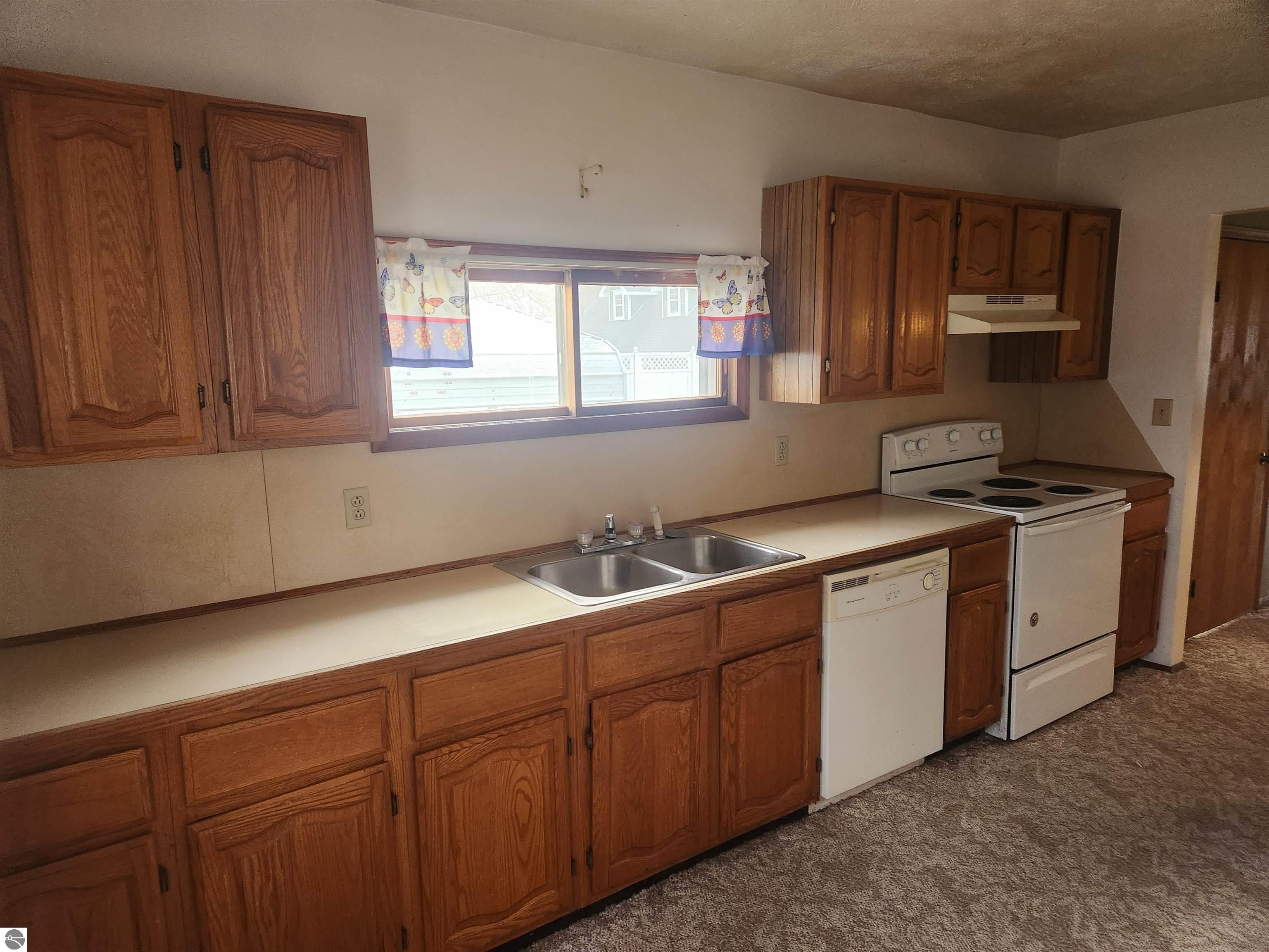 104 E Sexton Street, Breckenridge, MI 48615 — Photo 8