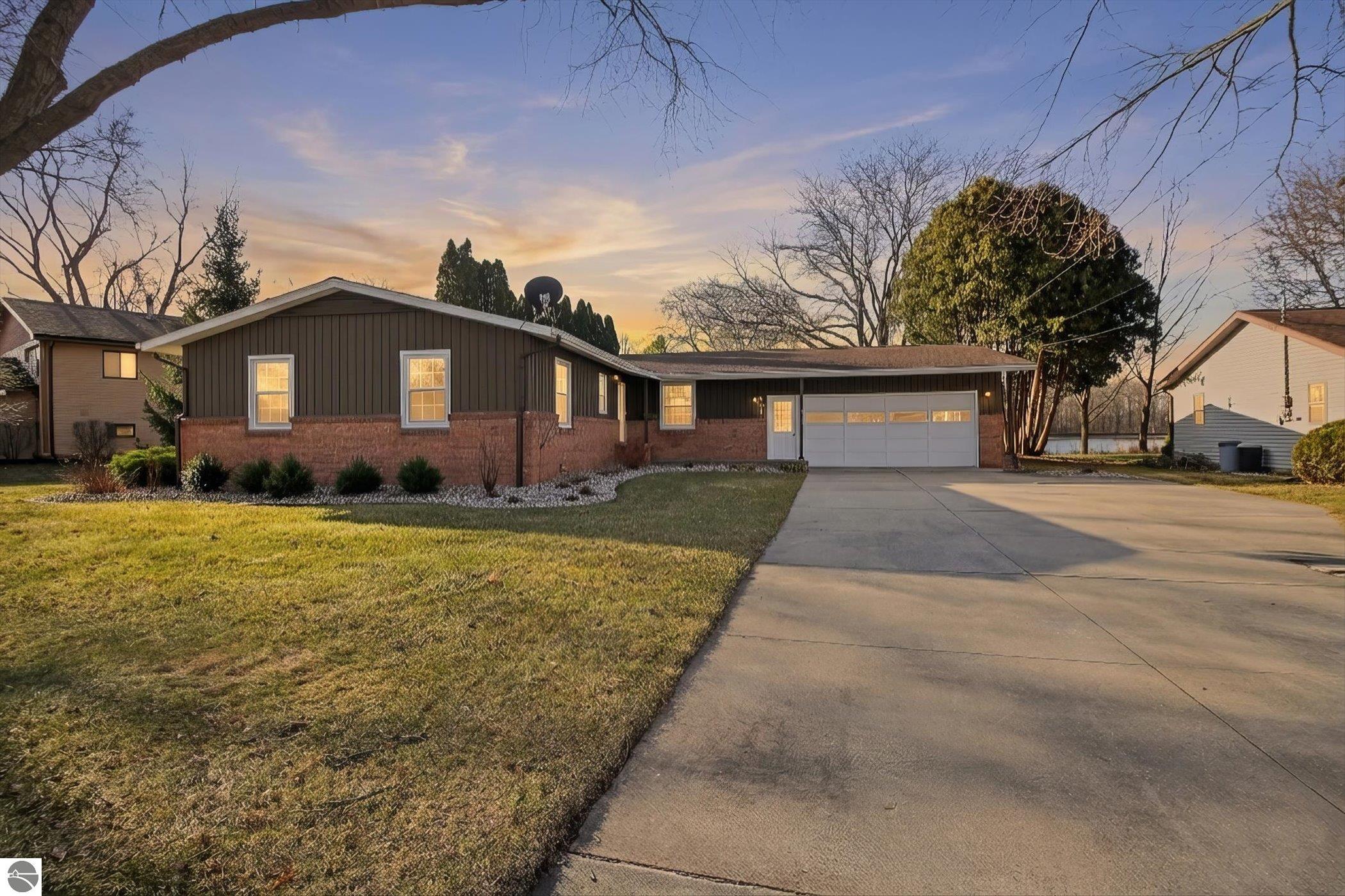901 Riverview, Alma, MI 48801 — front exterior