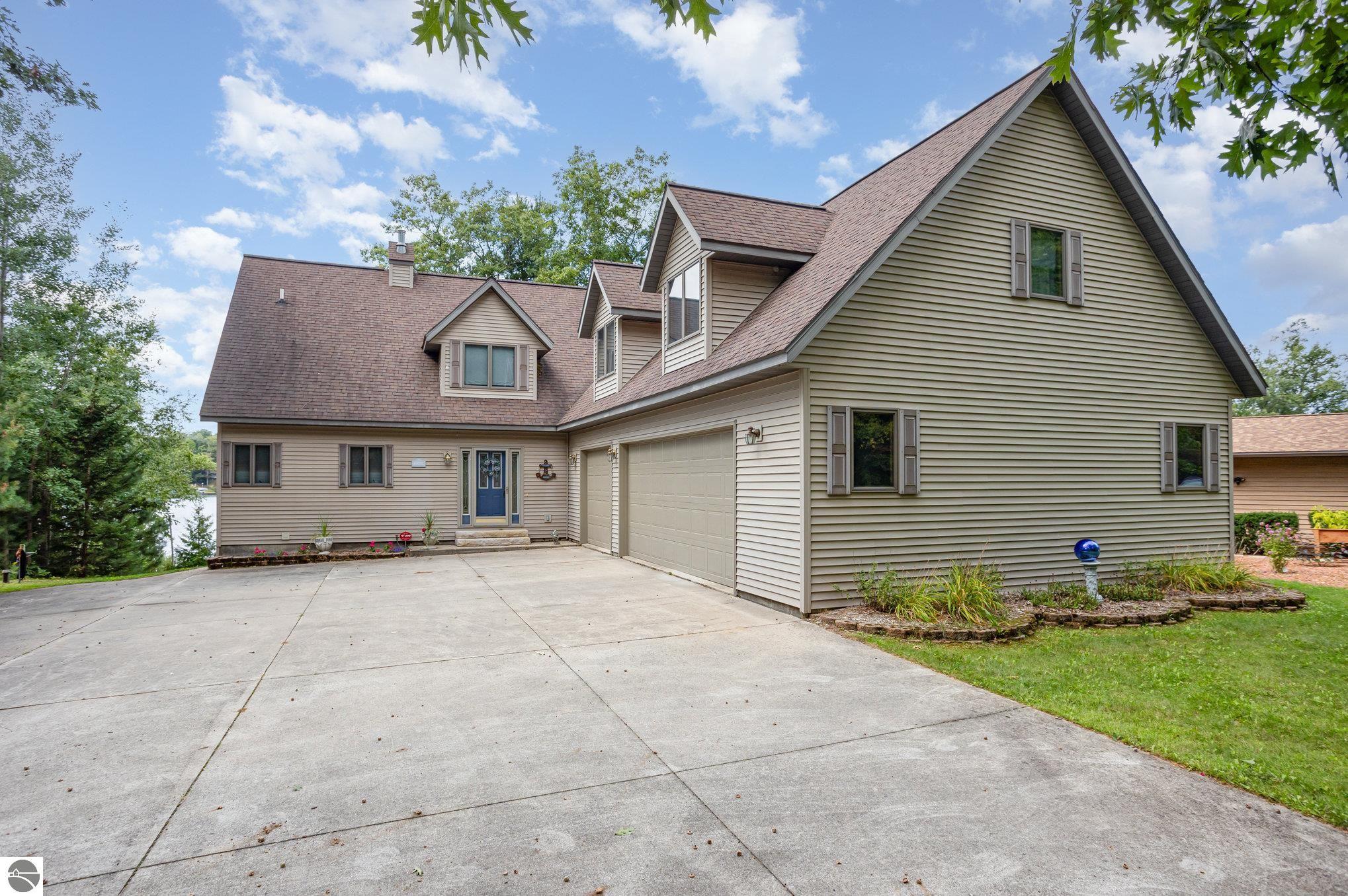 5685 Shirley Ann Drive, Harrison, MI 48625 — Photo 2