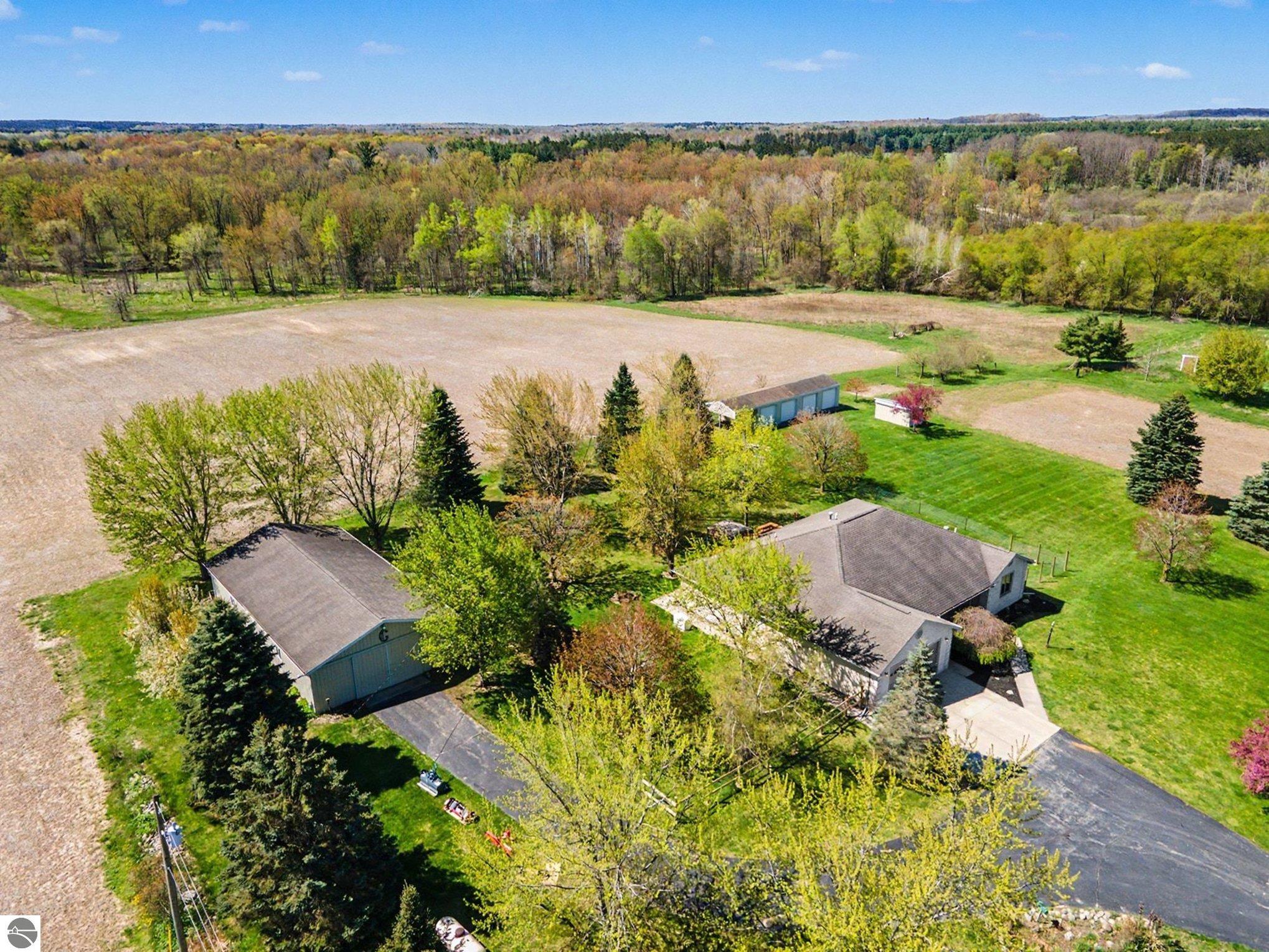 7141 W Pleasant Valley Road, Blanchard, MI 49310 — front exterior