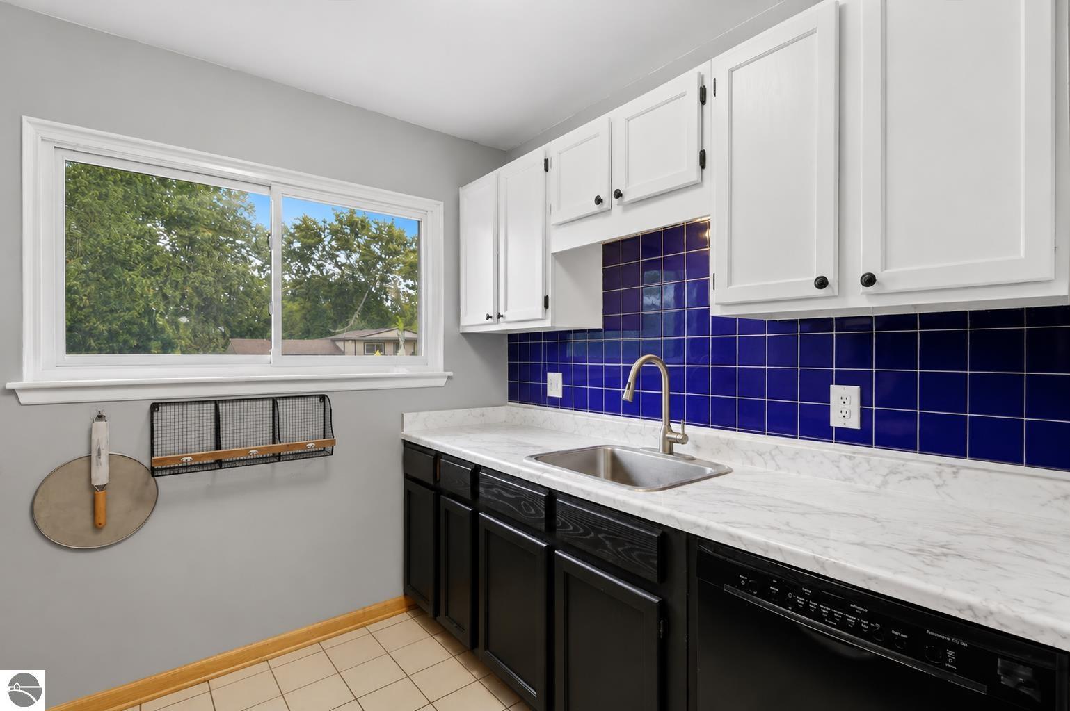 2561 Binghamton, Auburn Hills, MI 48326 — Photo 9