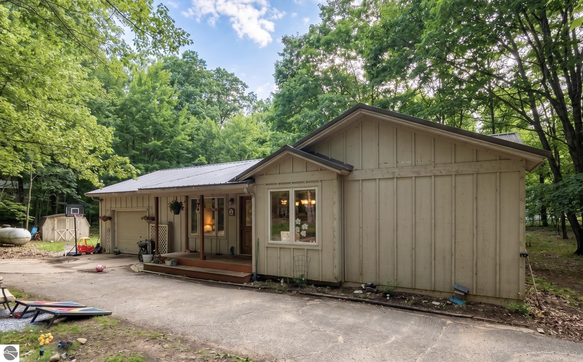 189 Forest Trail, Leroy, MI 49655