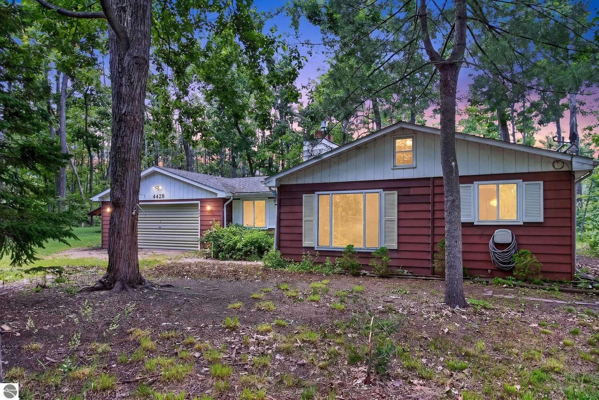 6744 Crystal Street, Johannesburg, MI 49751