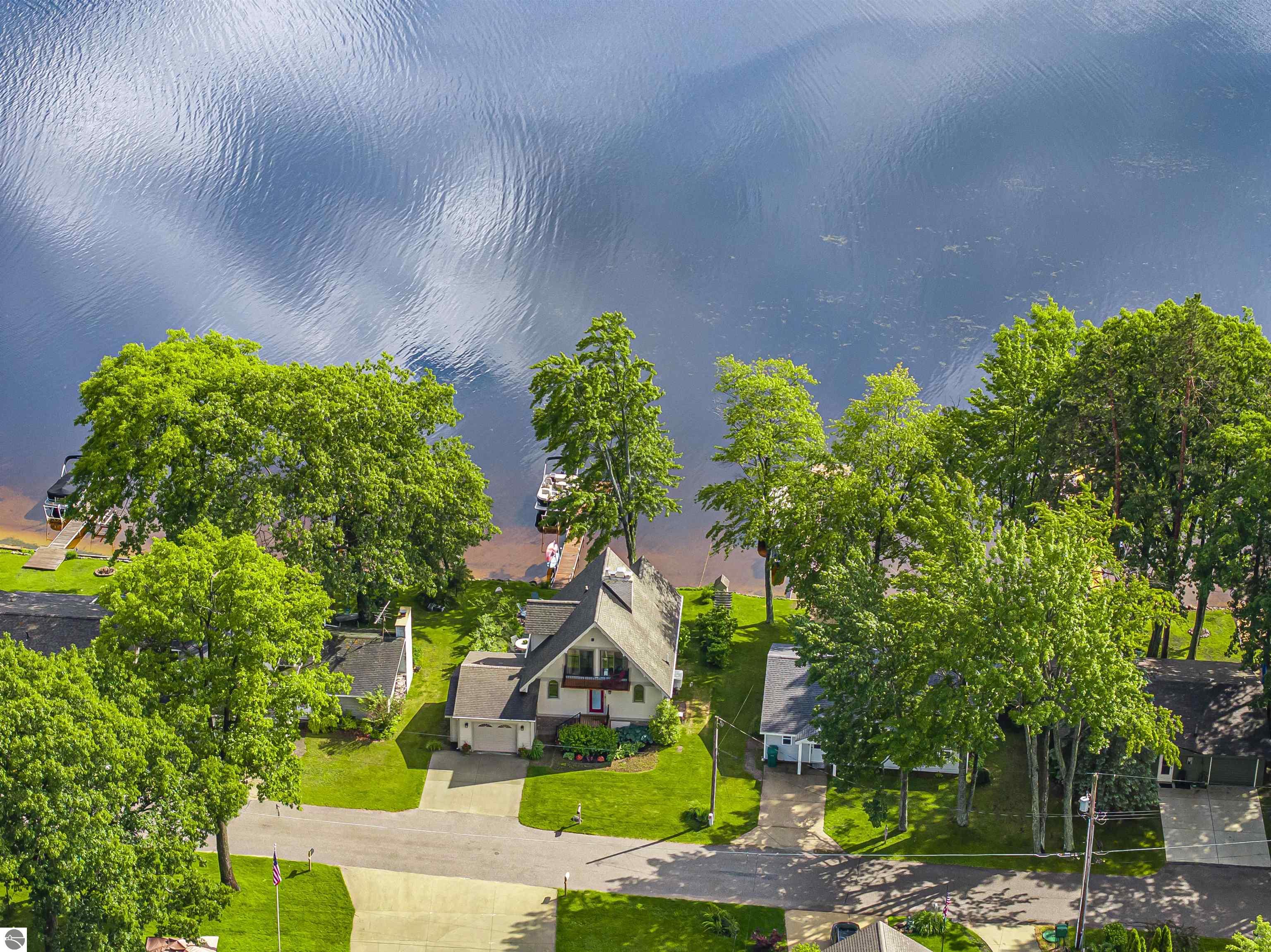 225 W Lake Drive, Cadillac, MI 49601 — Photo 2