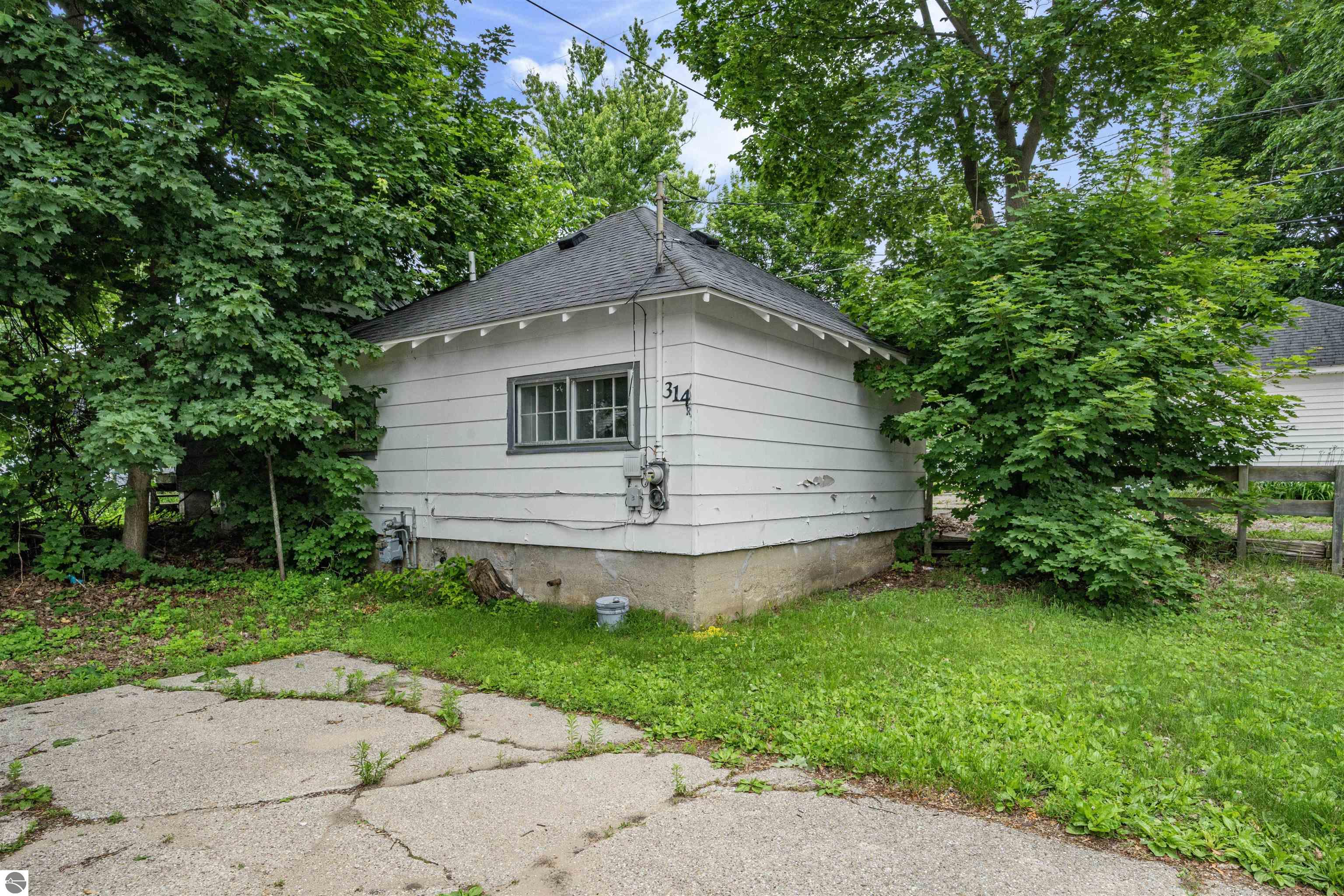 218 S Cottage, Cadillac, MI 49601 — Photo 32
