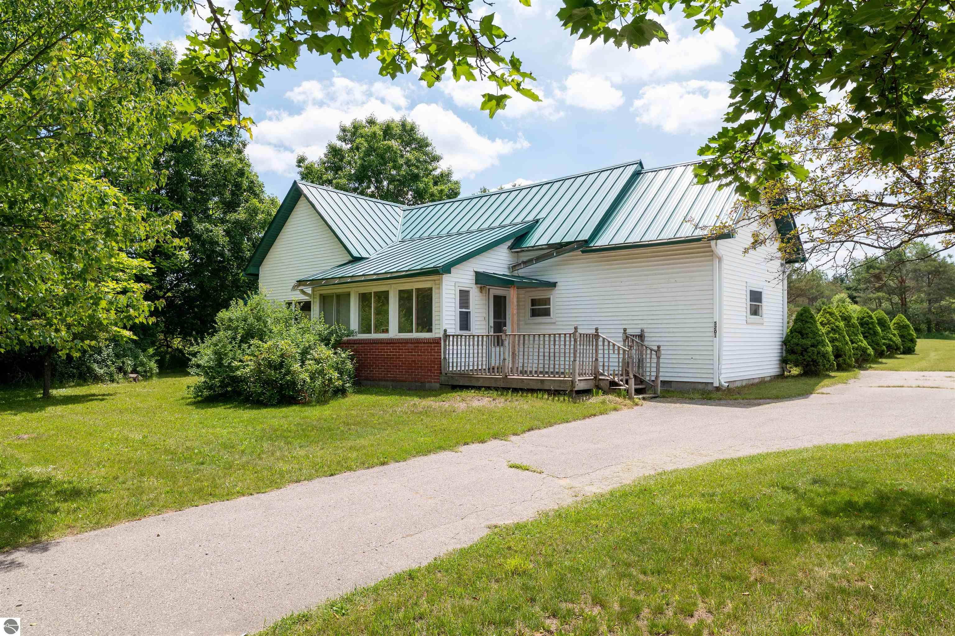5201 W 14 Road, Mesick, MI 49668