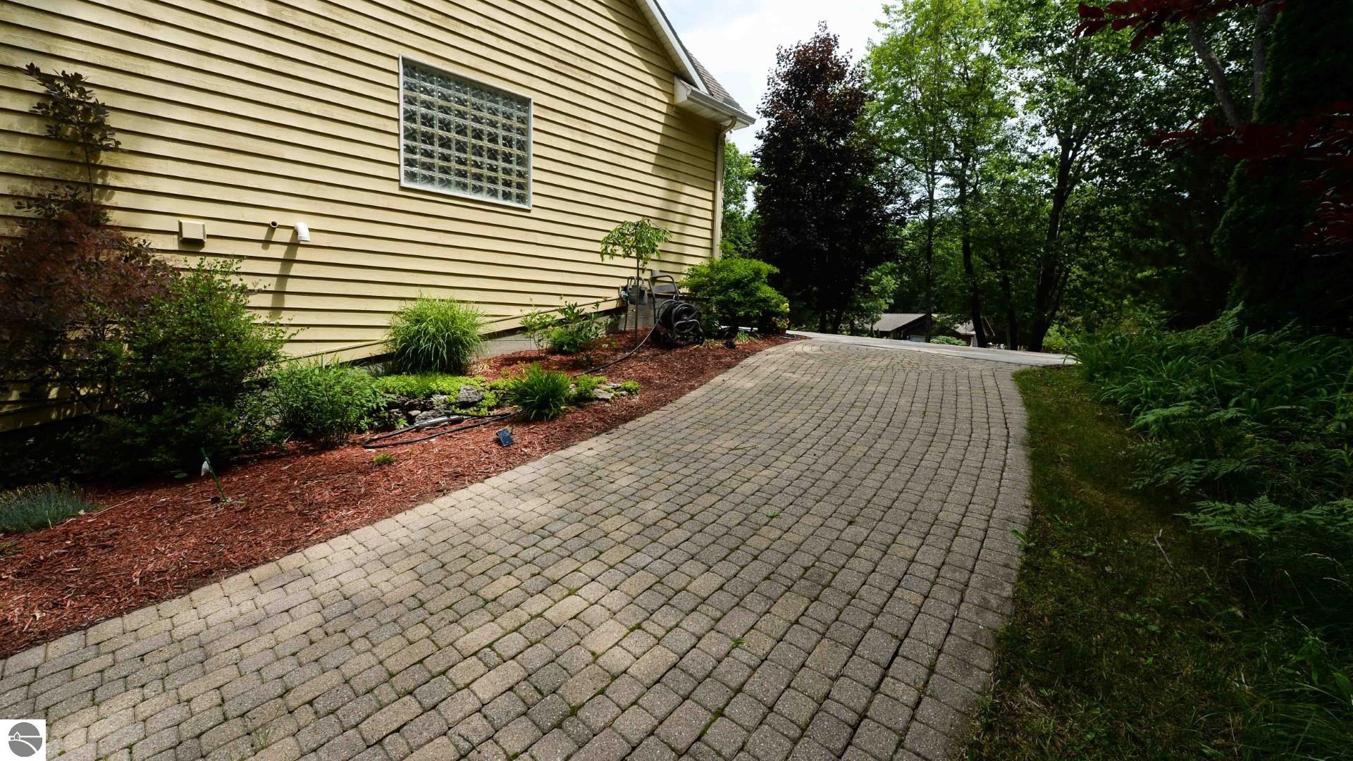 7021 Lakewood Drive, Oscoda, MI 48750 — Photo 30