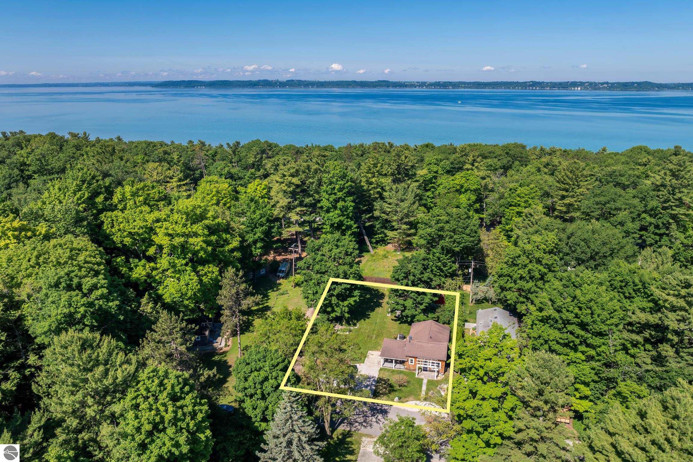 906 Livingston, Elk Rapids, MI 49629 — Photo 2