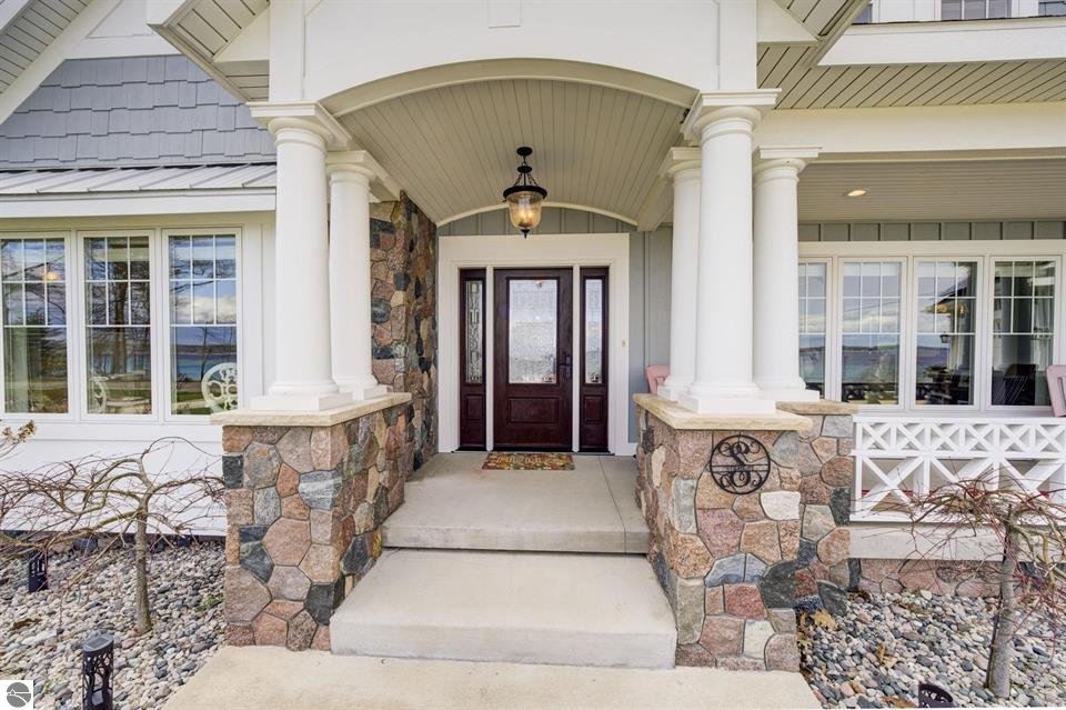 6885 E Shore Road on East Bay