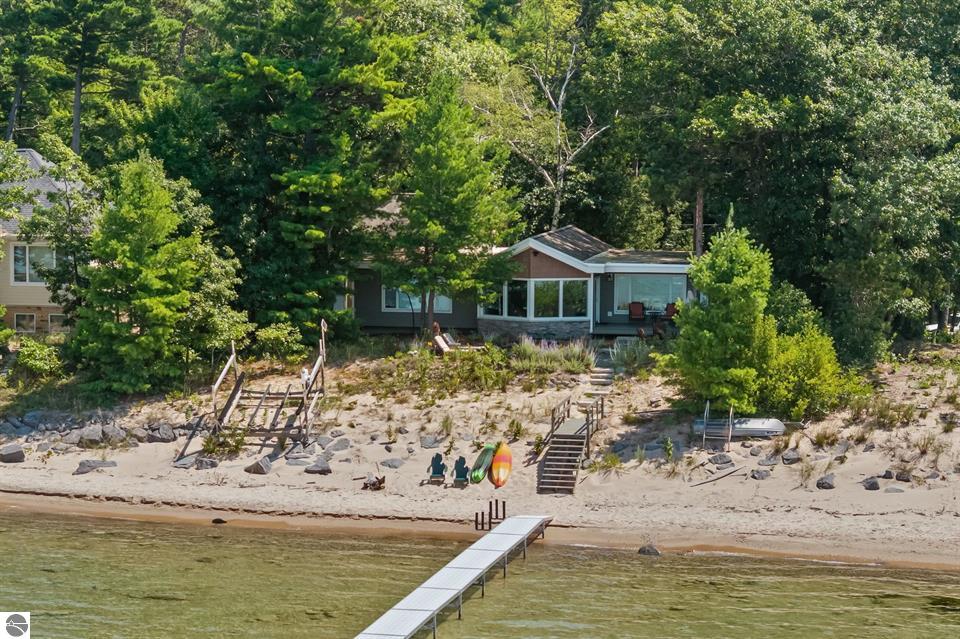 10892 Lakeshore Road on East Bay