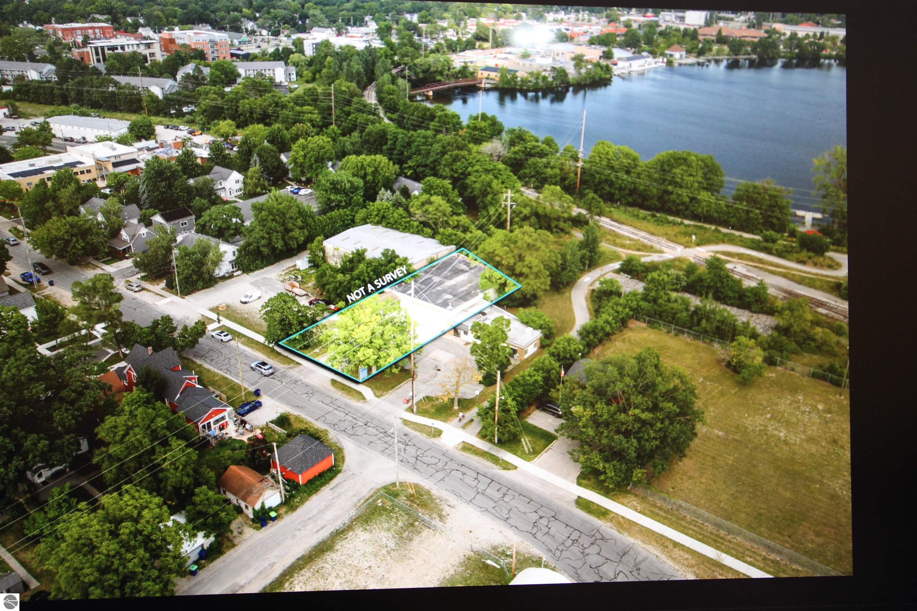 807 Lake Ave, Traverse City, MI 49684
