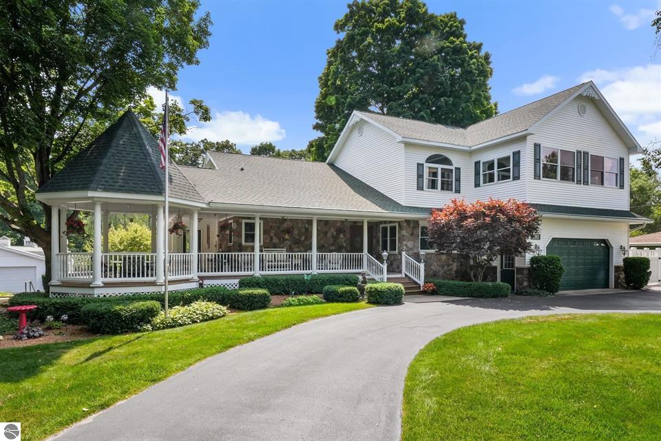 5161 Silver Pines Road on Silver Lake