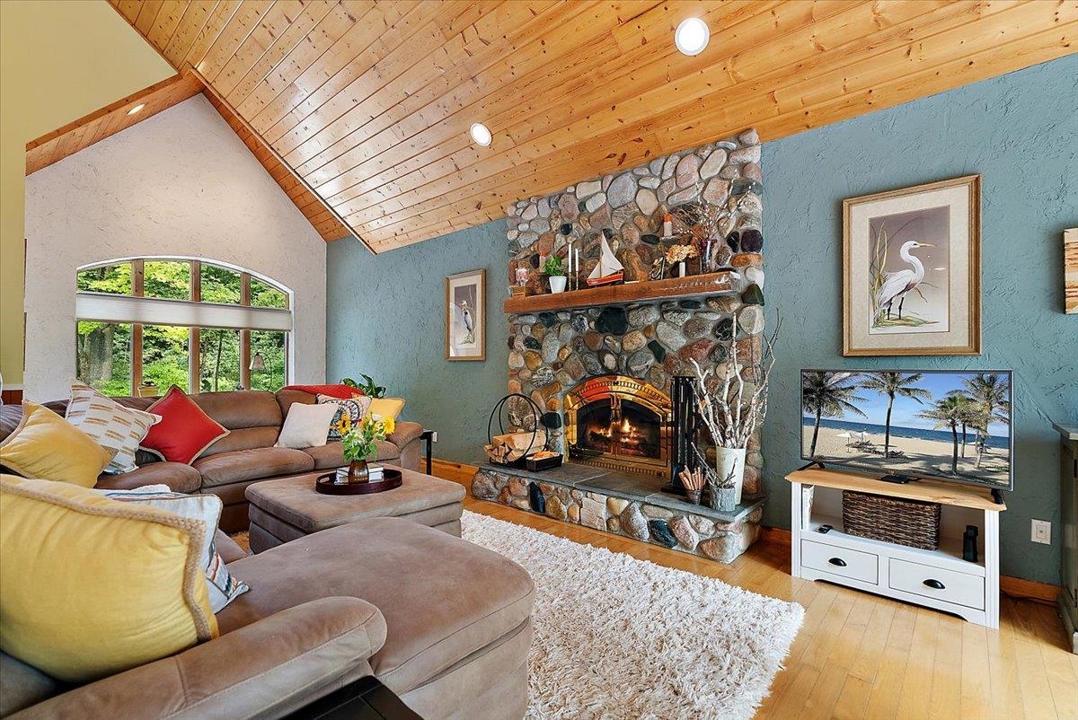 407 N Twin Pines Drive, Lake Leelanau, MI, 49653