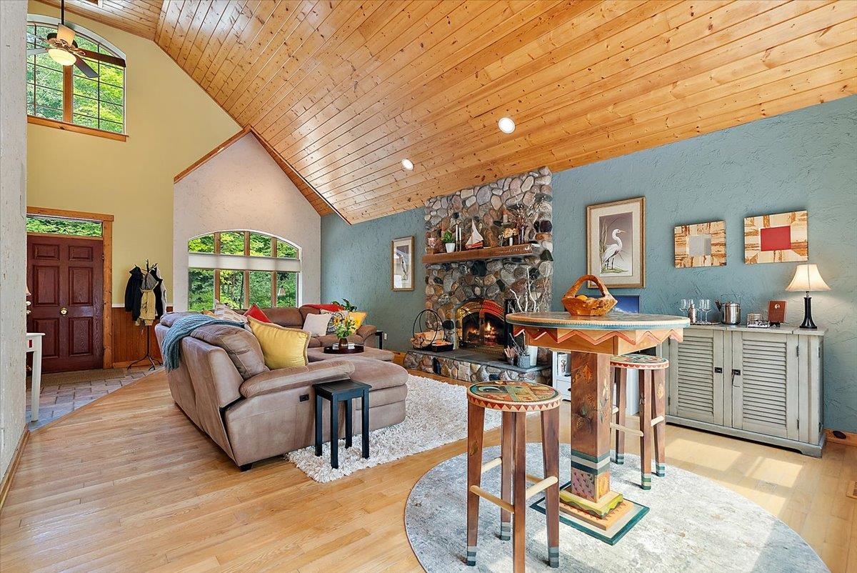 407 N Twin Pines Drive, Lake Leelanau, MI, 49653