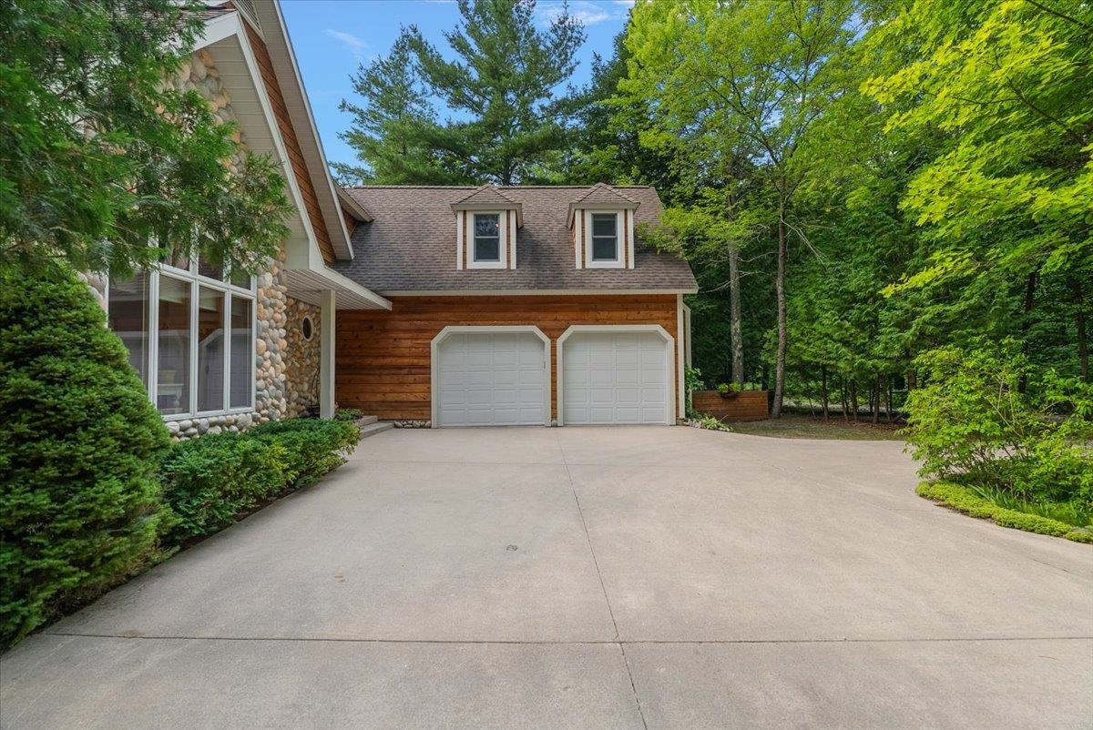 407 N Twin Pines Drive, Lake Leelanau, MI, 49653