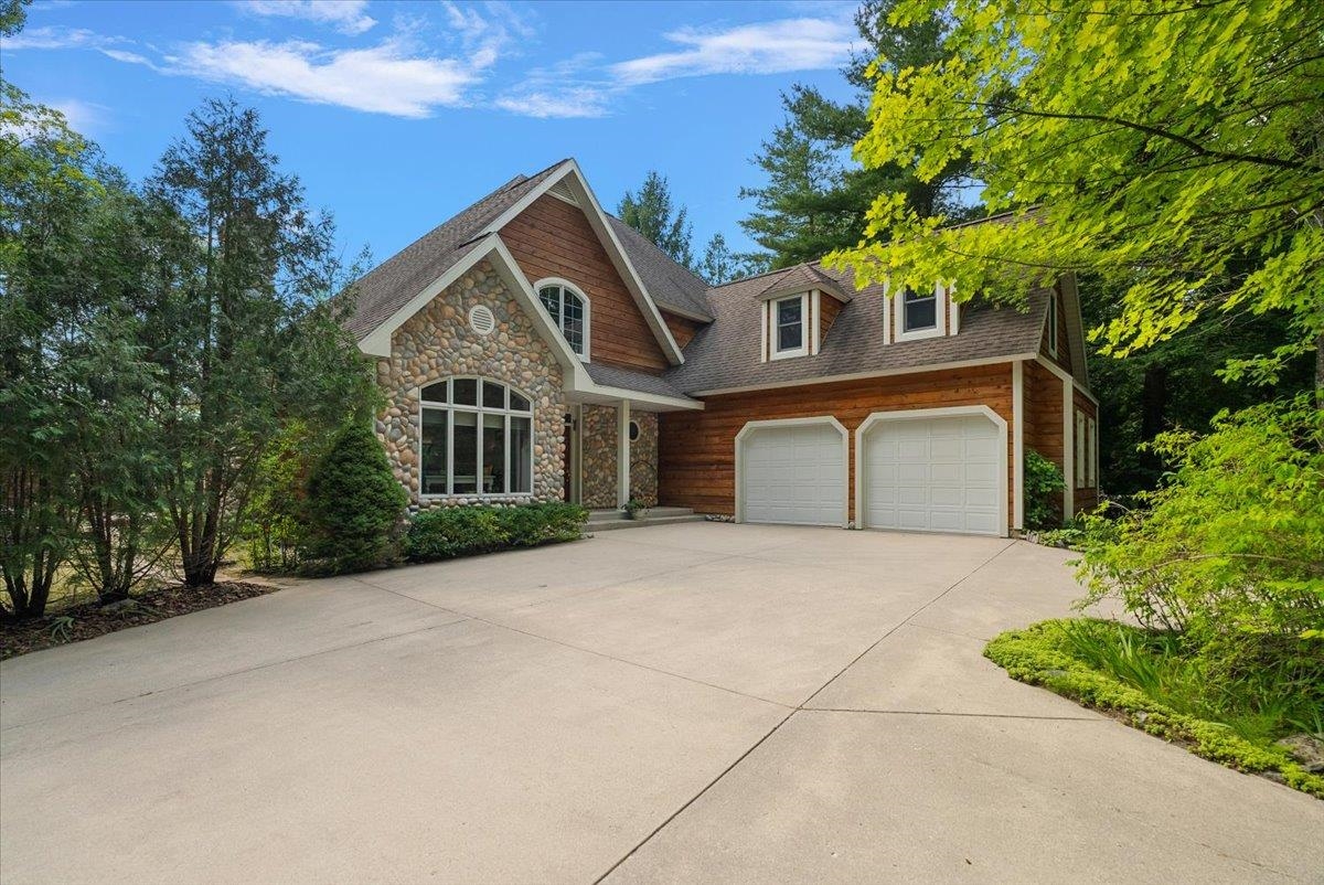 407 N Twin Pines Drive, Lake Leelanau, MI, 49653