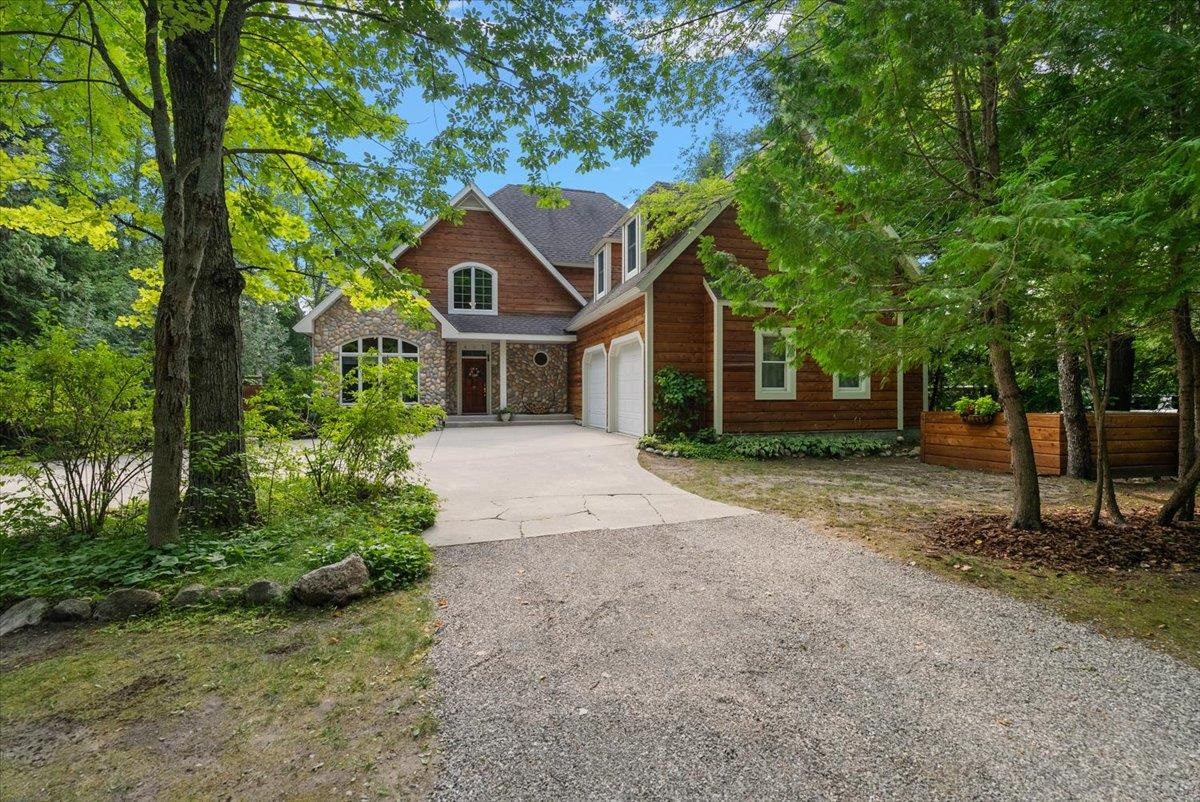 407 N Twin Pines Drive, Lake Leelanau, MI, 49653