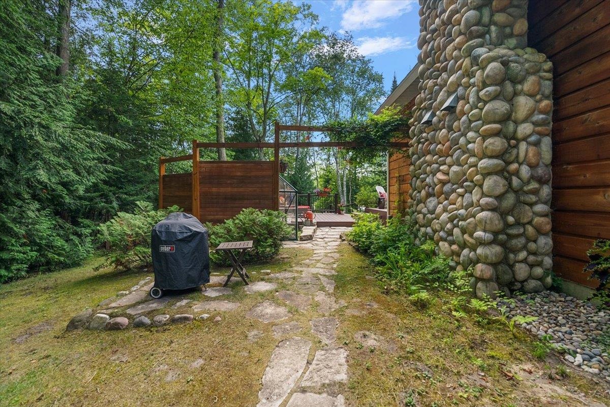 407 N Twin Pines Drive, Lake Leelanau, MI, 49653