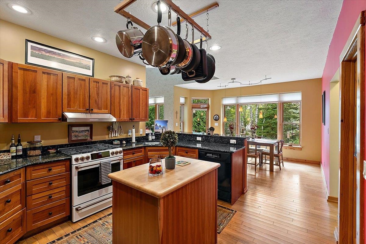 407 N Twin Pines Drive, Lake Leelanau, MI, 49653