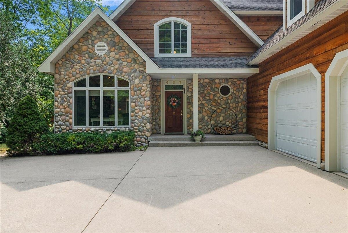 407 N Twin Pines Drive, Lake Leelanau, MI, 49653