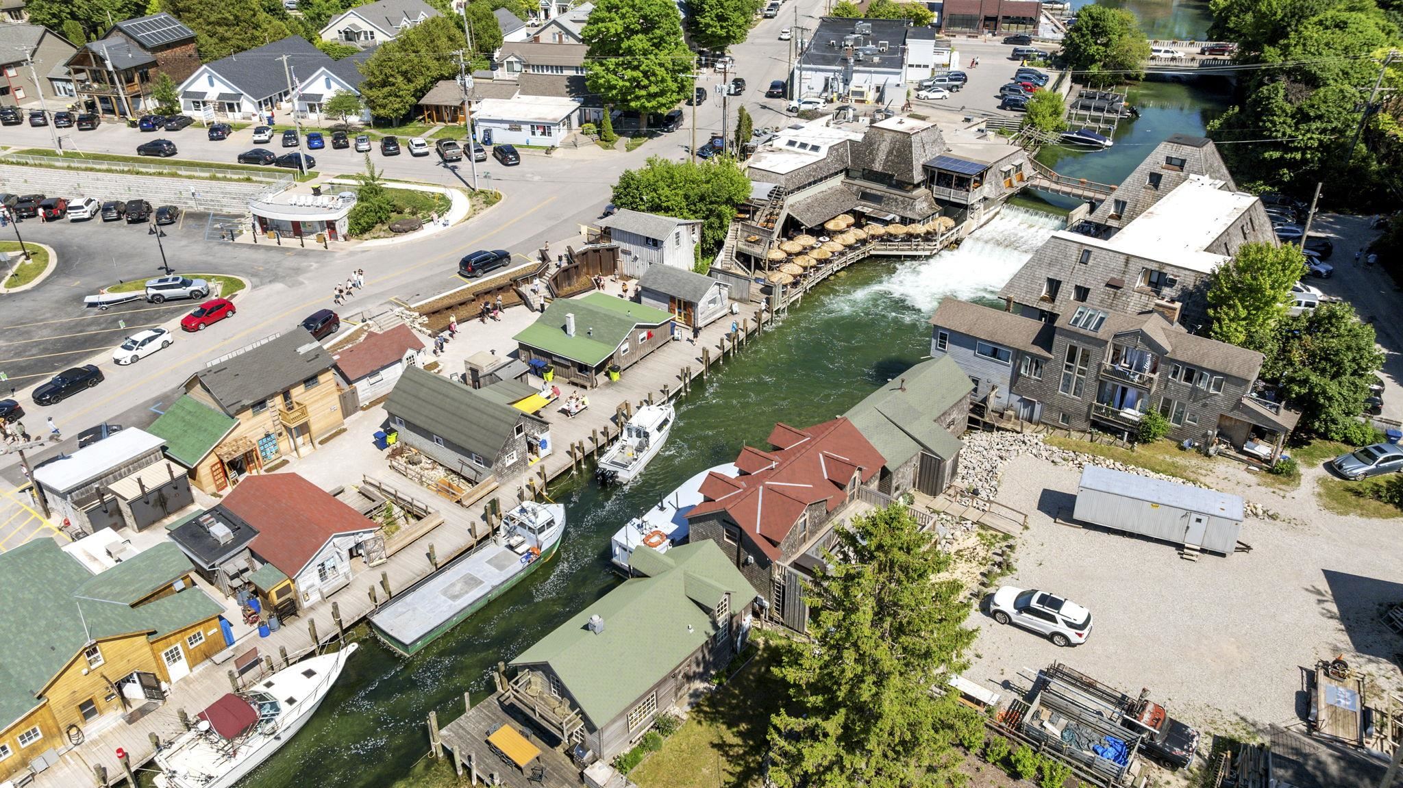 407 N Twin Pines Drive, Lake Leelanau, MI, 49653