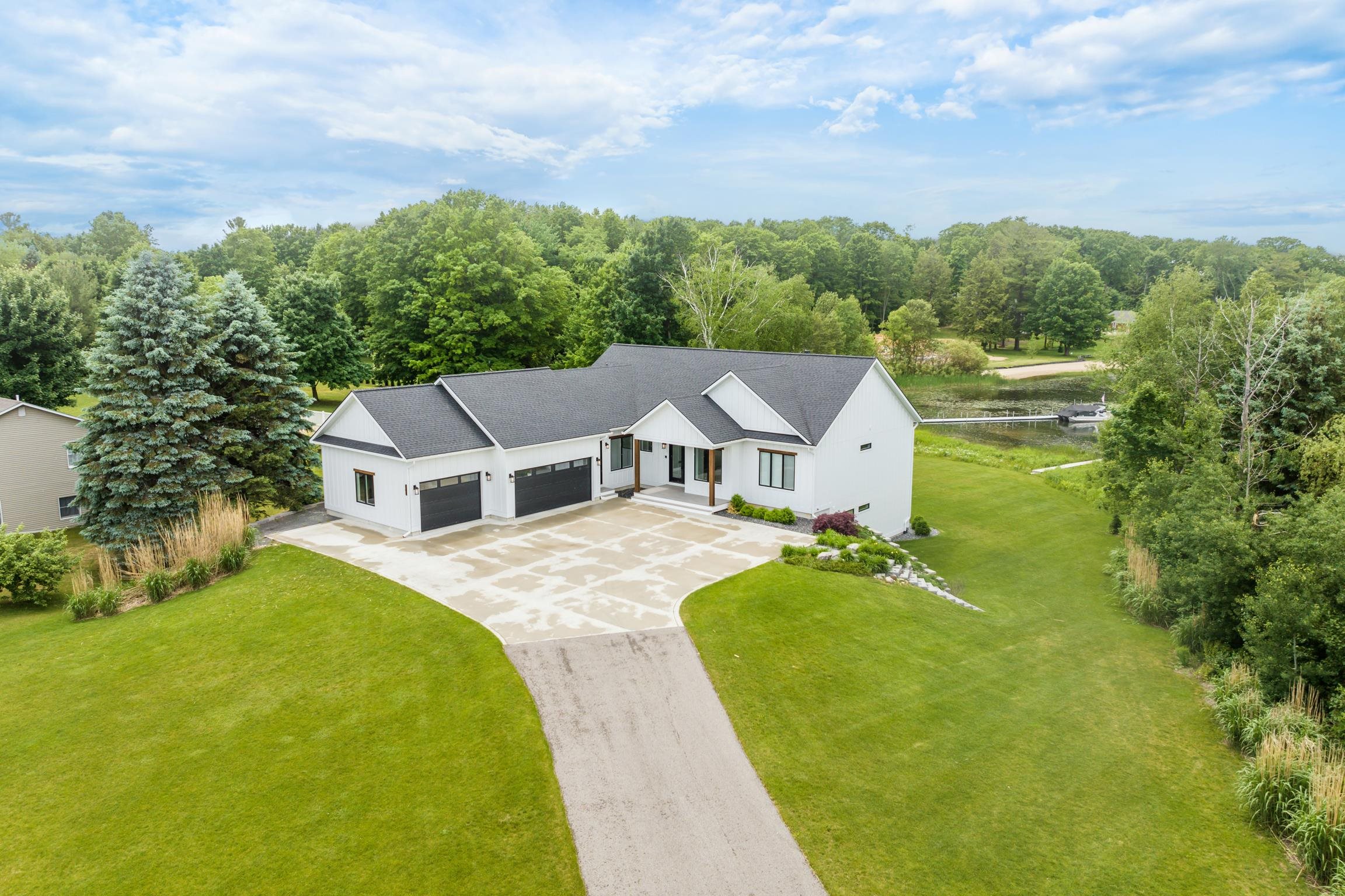 Photo 2 of Single family home for sale at 504 S E Silver Lake Rd, Traverse City, MI 49685 | MLS# 78080064868 | Listing updated on 2026-09-19