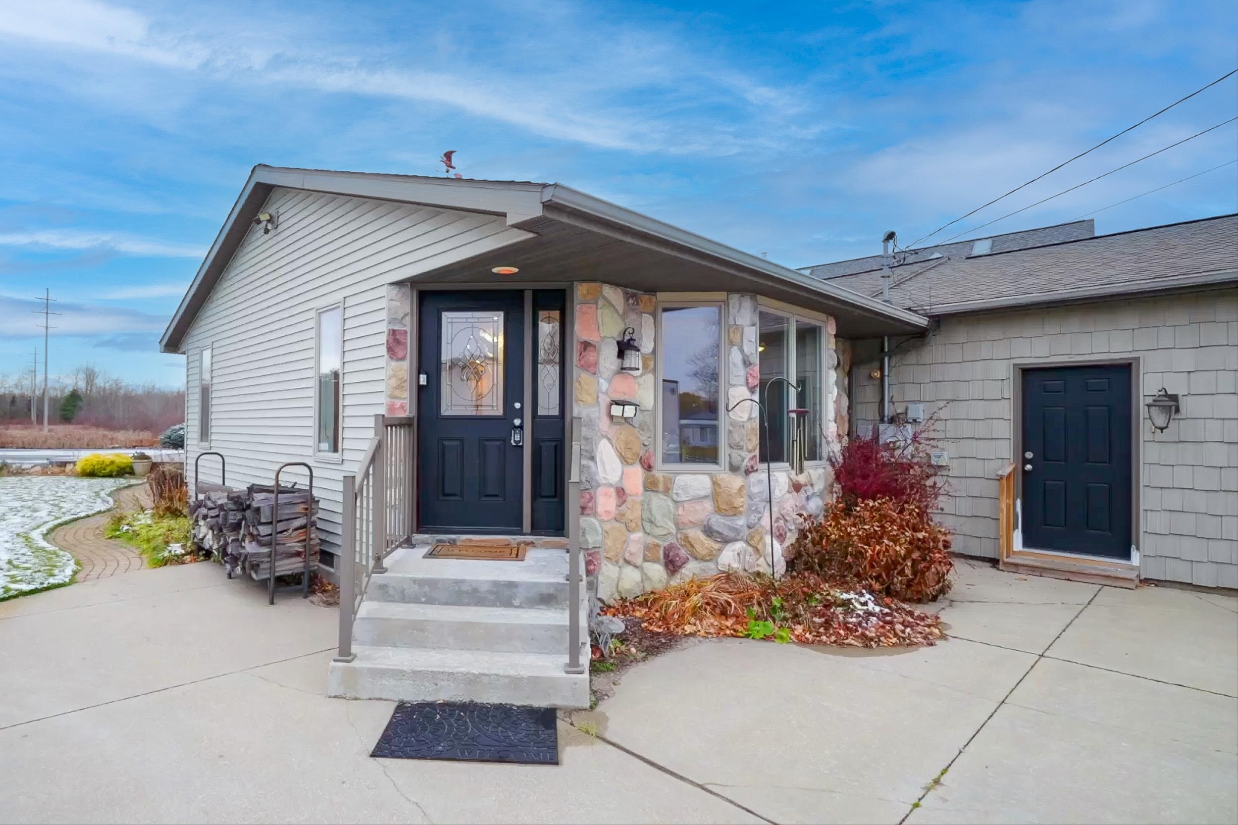 4690 Birchcrest Drive photo 2