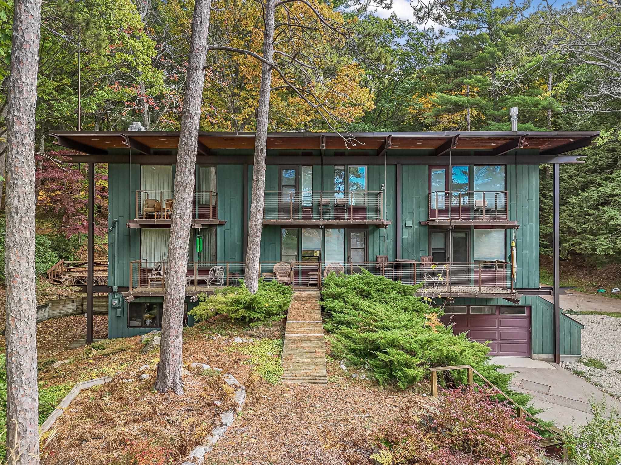 Photo 3 of Single family home for sale at 6644 Peninsula Dr, Traverse City, MI 49686 | MLS# 78080066831 | Listing updated on 2026-10-06
