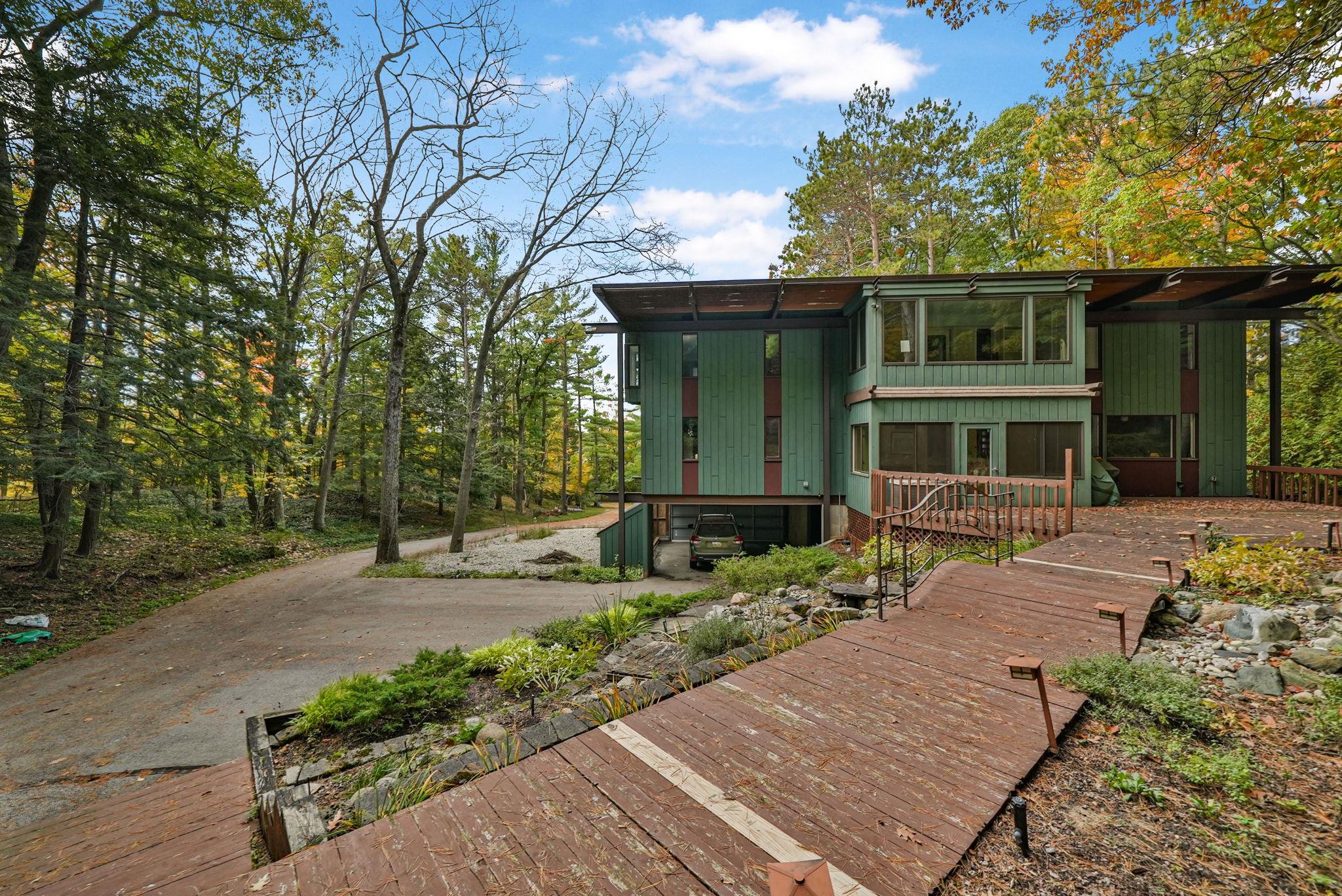 Photo 3 of Single family home for sale at 6644 Peninsula Dr, Traverse City, MI 49686 | MLS# 78080066831 | Listing updated on 2026-10-06