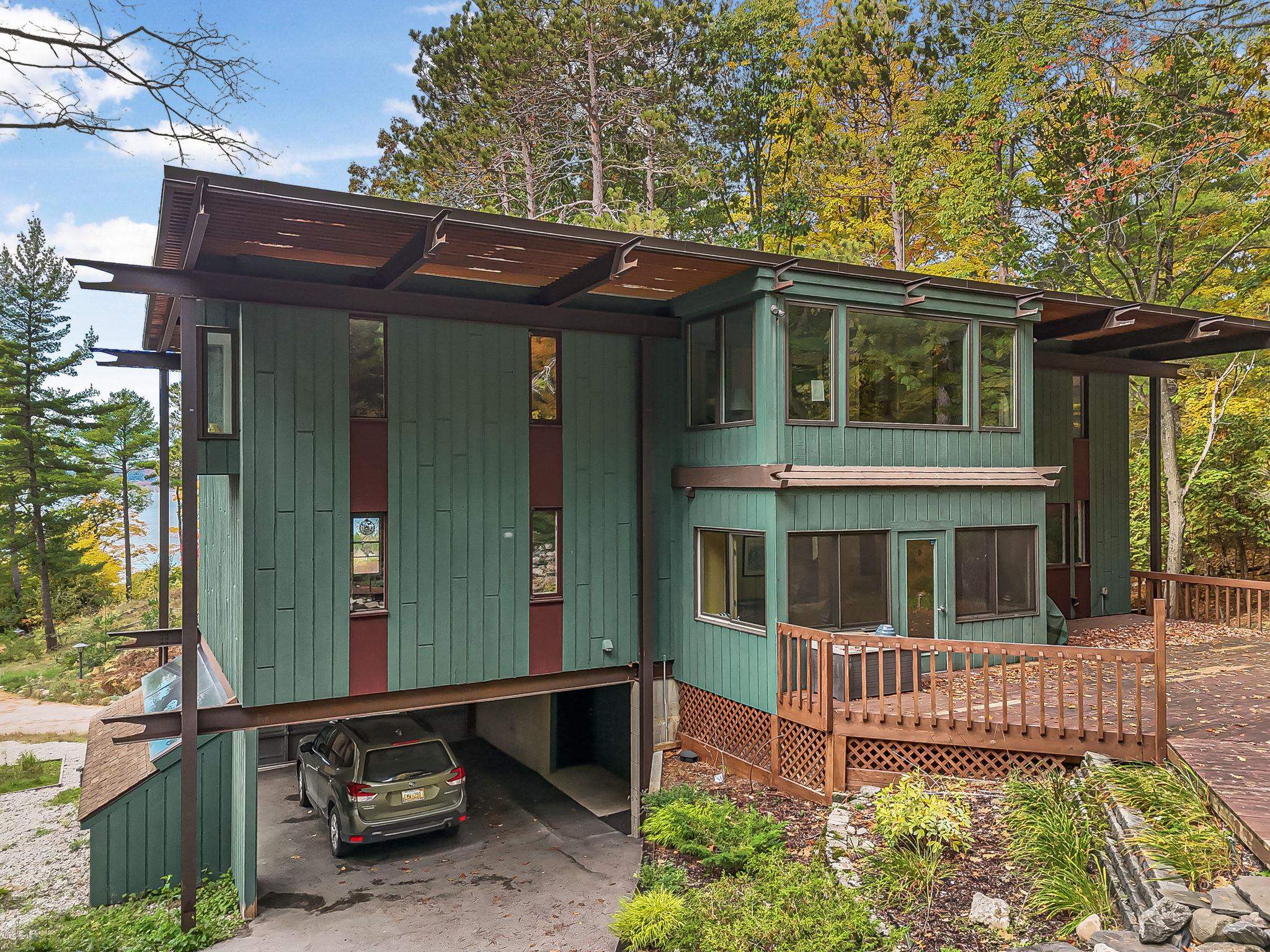 Photo 4 of Single family home for sale at 6644 Peninsula Dr, Traverse City, MI 49686 | MLS# 78080066831 | Listing updated on 2026-10-06