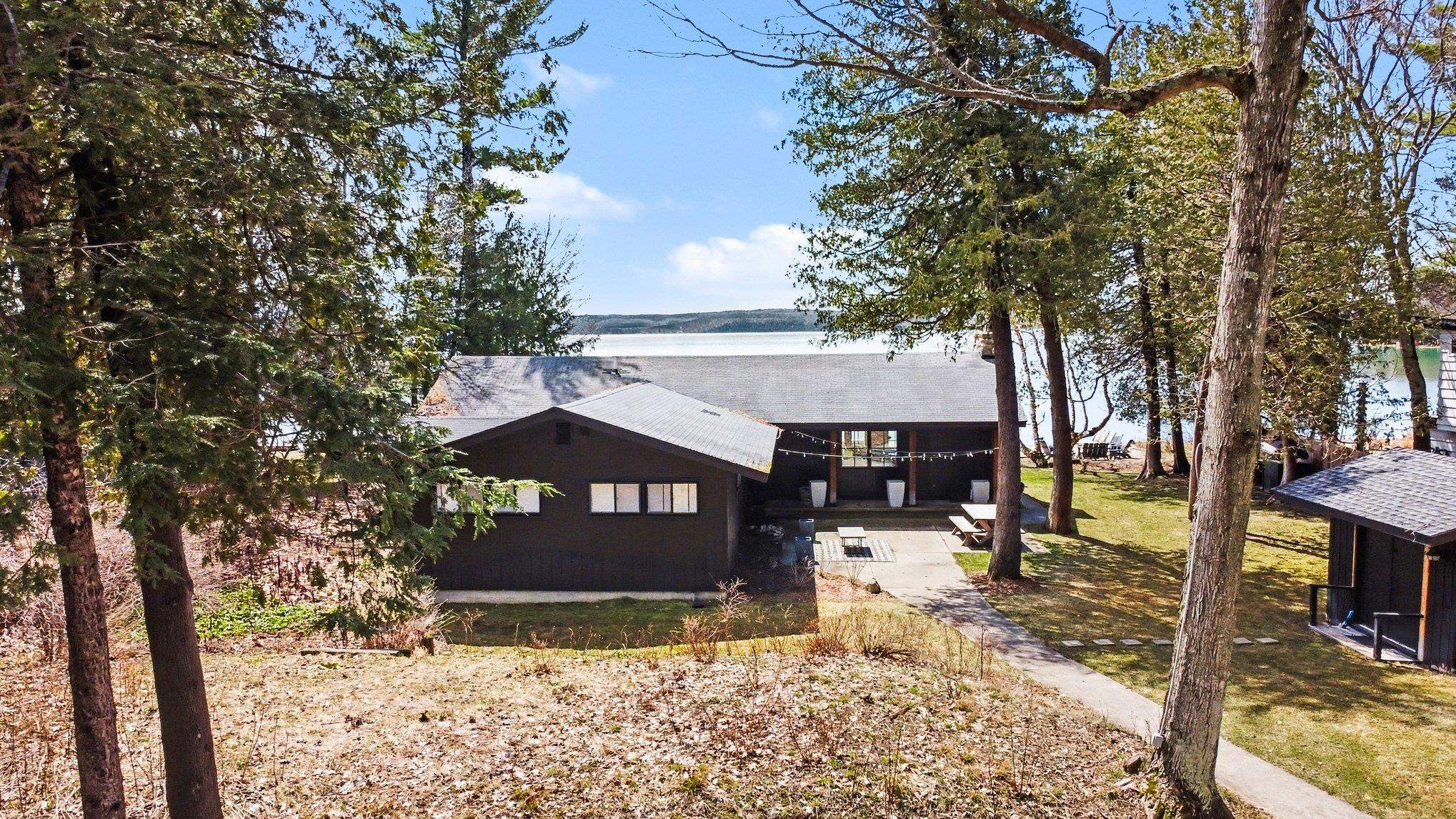 6170 S Tamarack Lane, Maple City, MI, 49664