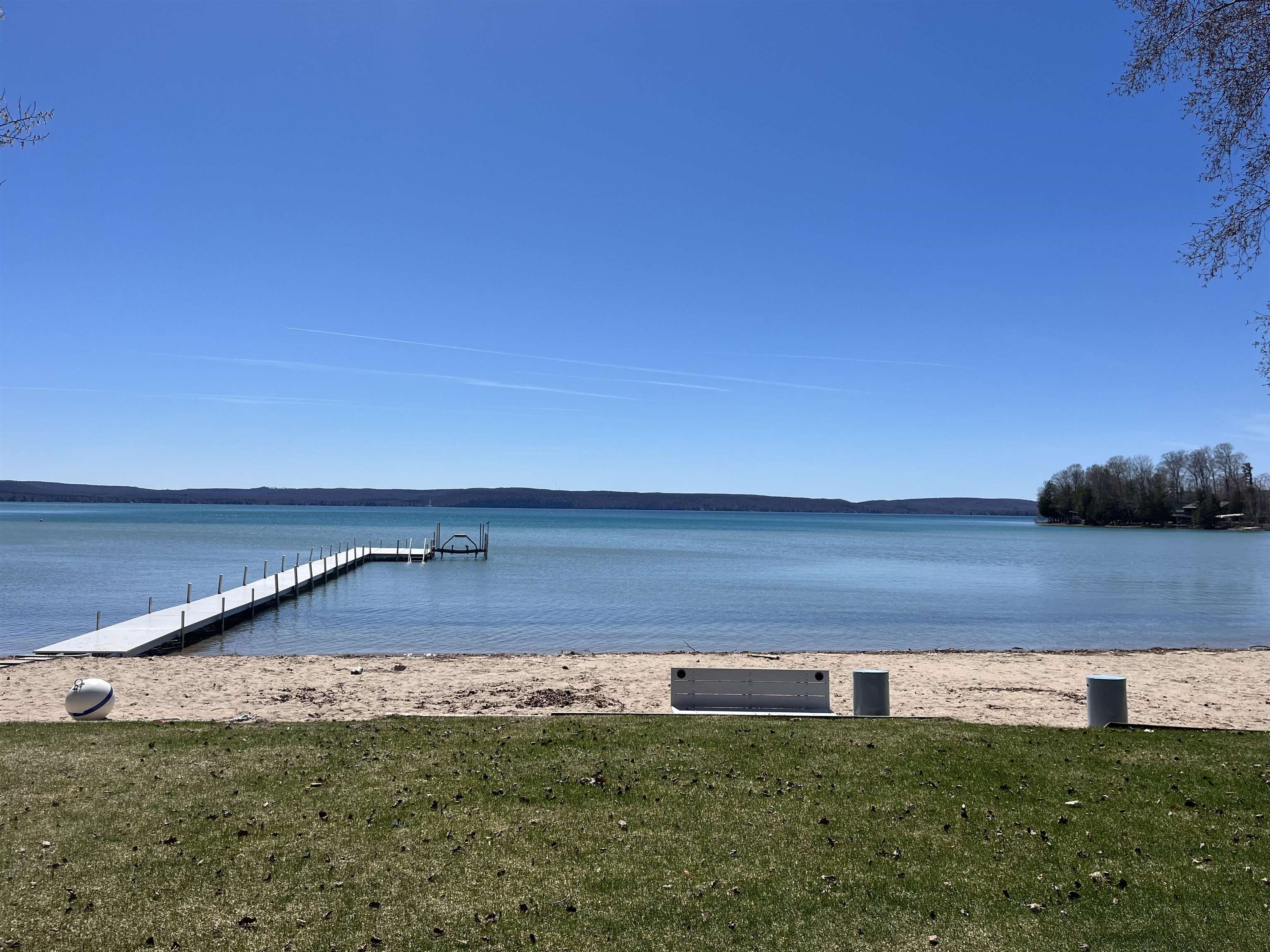 6170 S Tamarack Lane, Maple City, MI, 49664