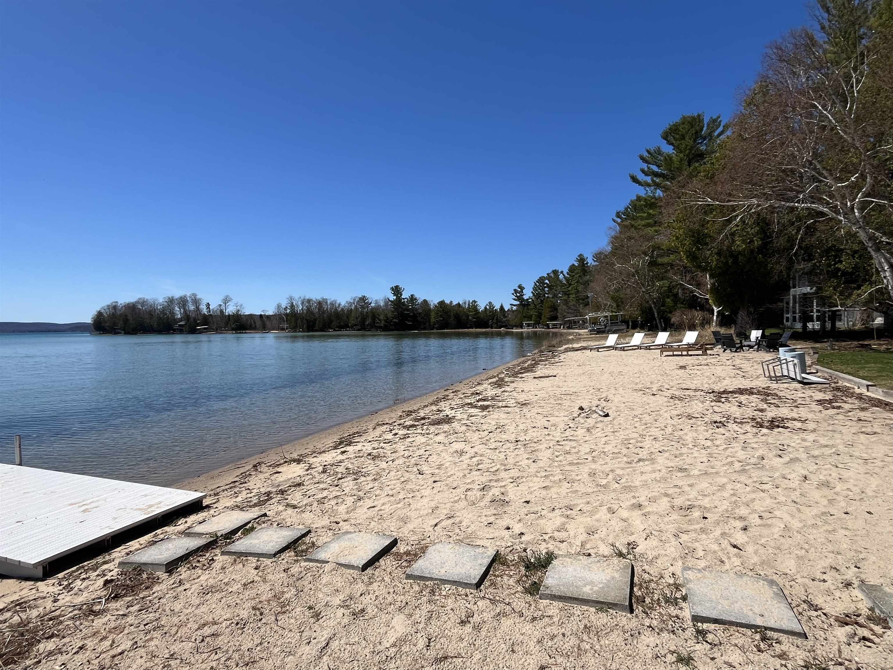 6170 S Tamarack Lane, Maple City, MI, 49664