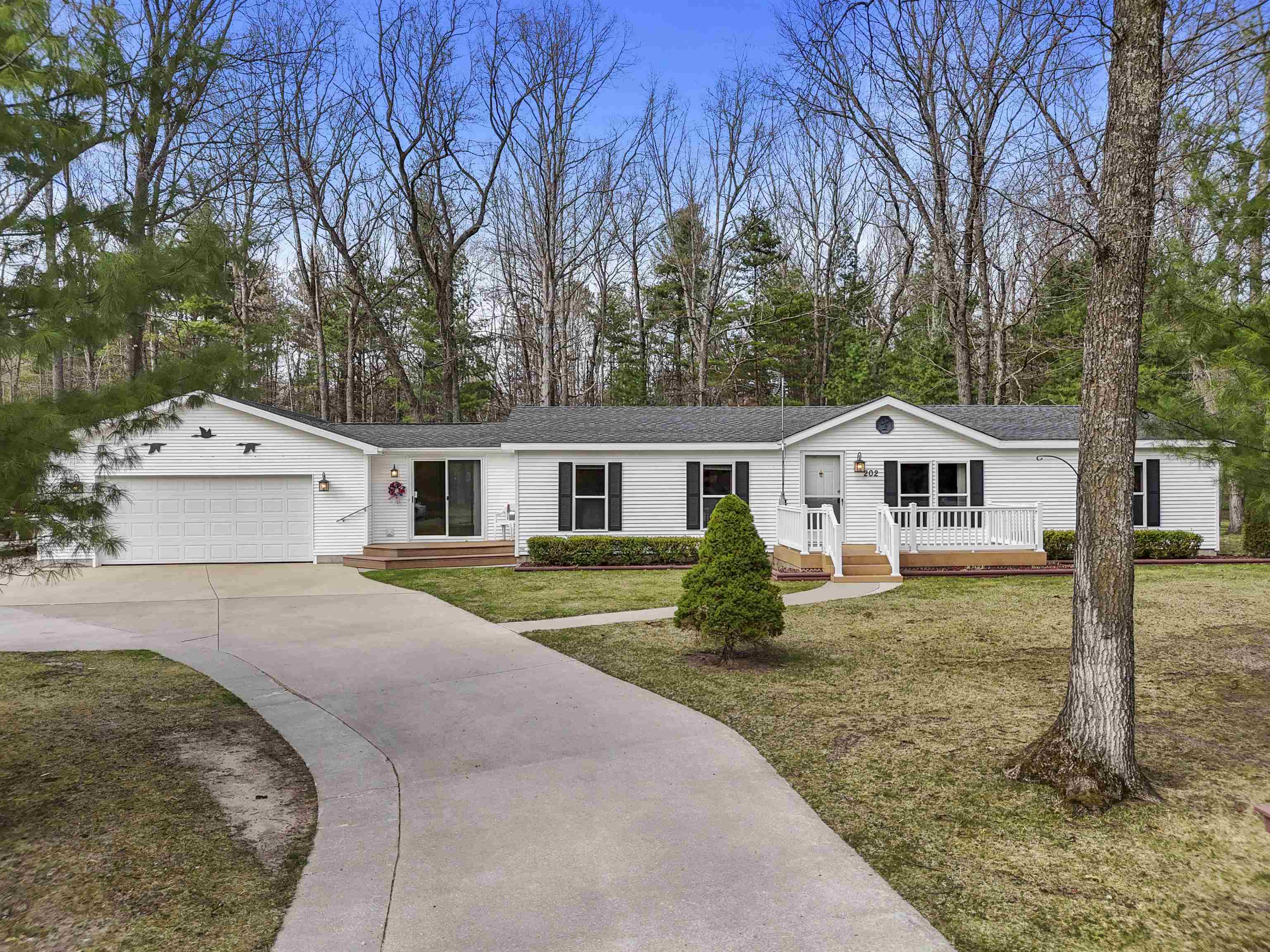 202 Forestville Road, Houghton Lake, MI, 48629