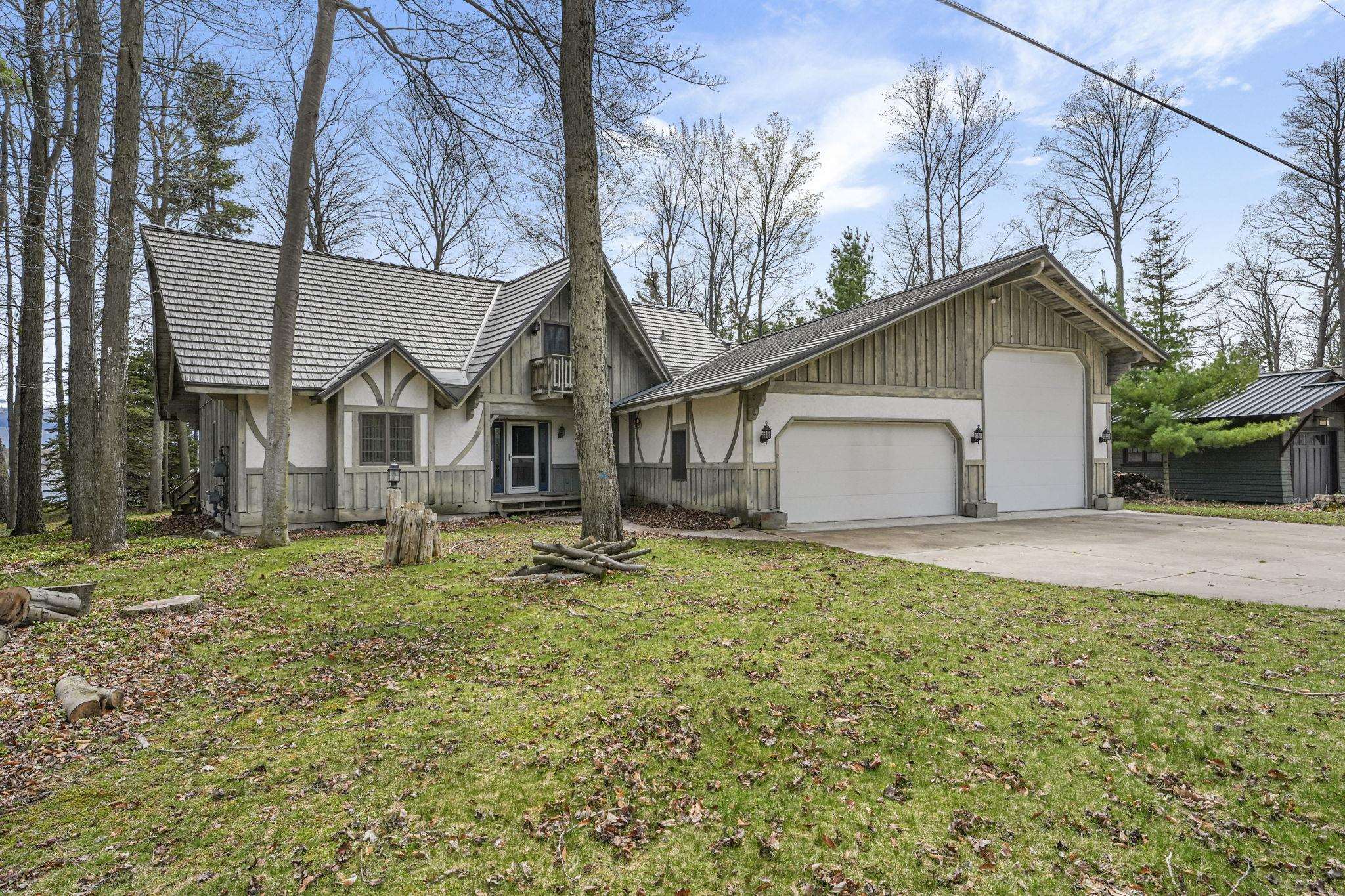 45 W Traverse Lake Road, Maple City, MI, 49664