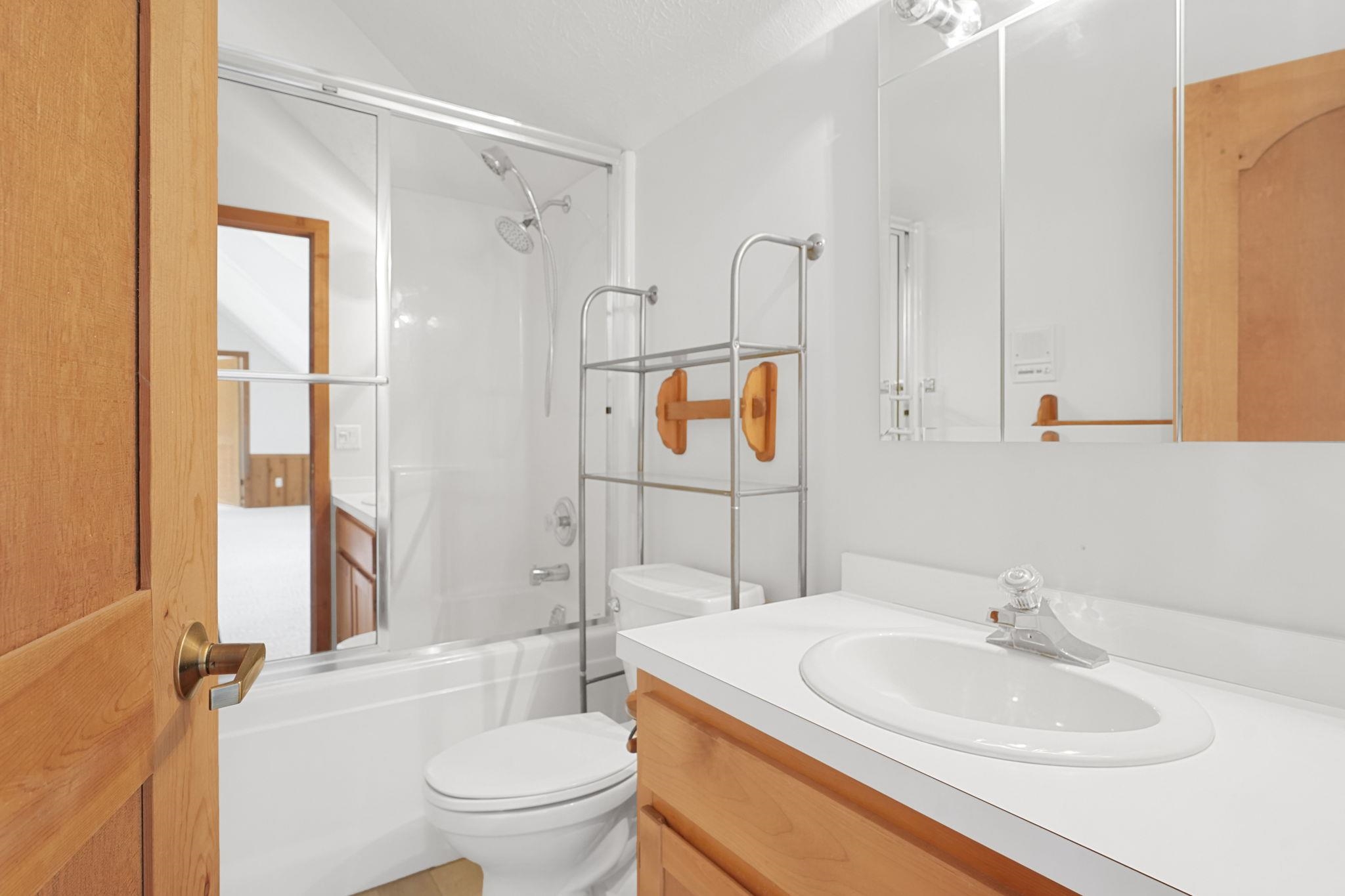 45 W Traverse Lake Road, Maple City, MI, 49664