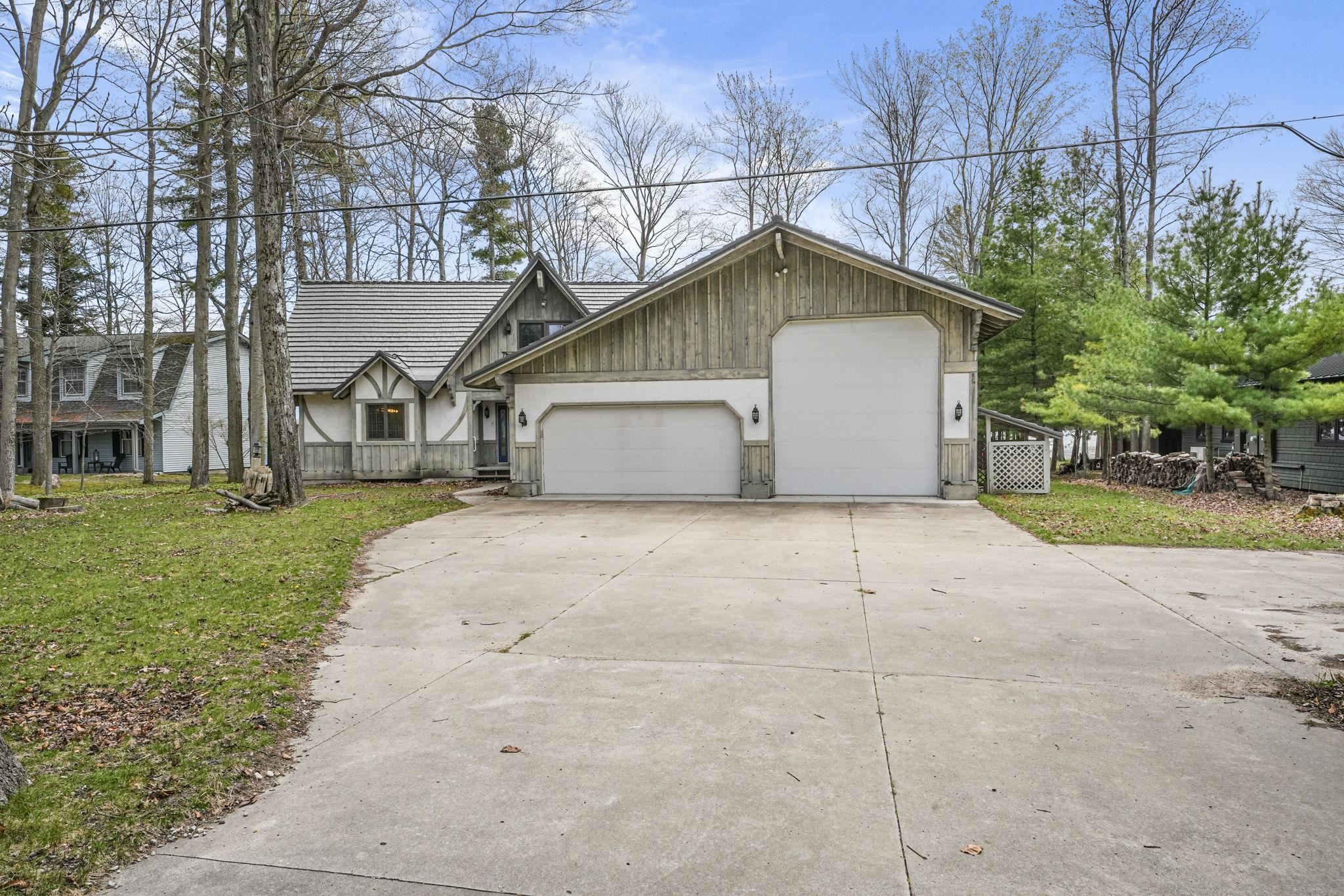 45 W Traverse Lake Road, Maple City, MI, 49664