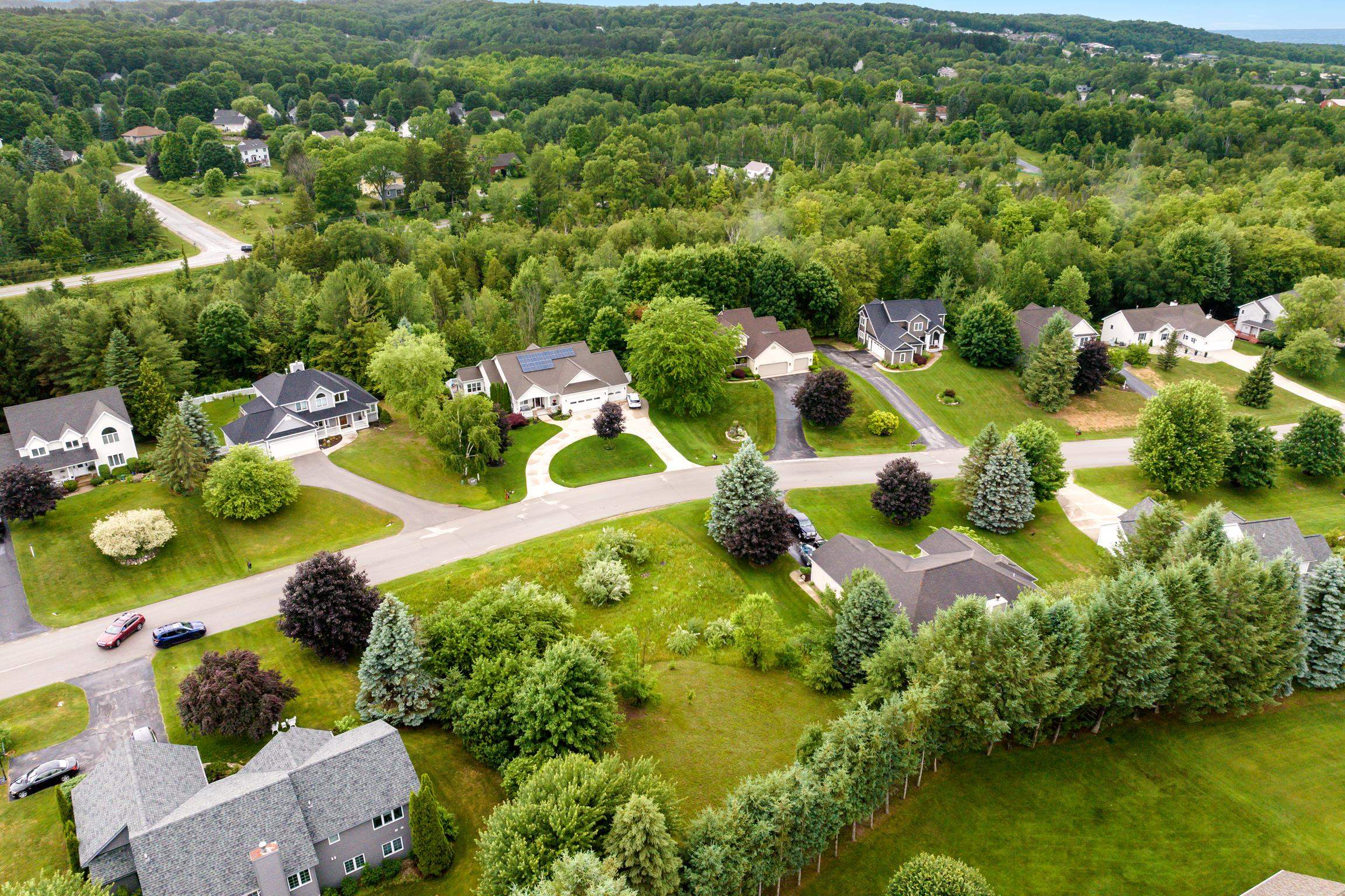 4th image of 4322 Stoneridge Dr, Traverse City, MI 49684 | MLS# 78080070565