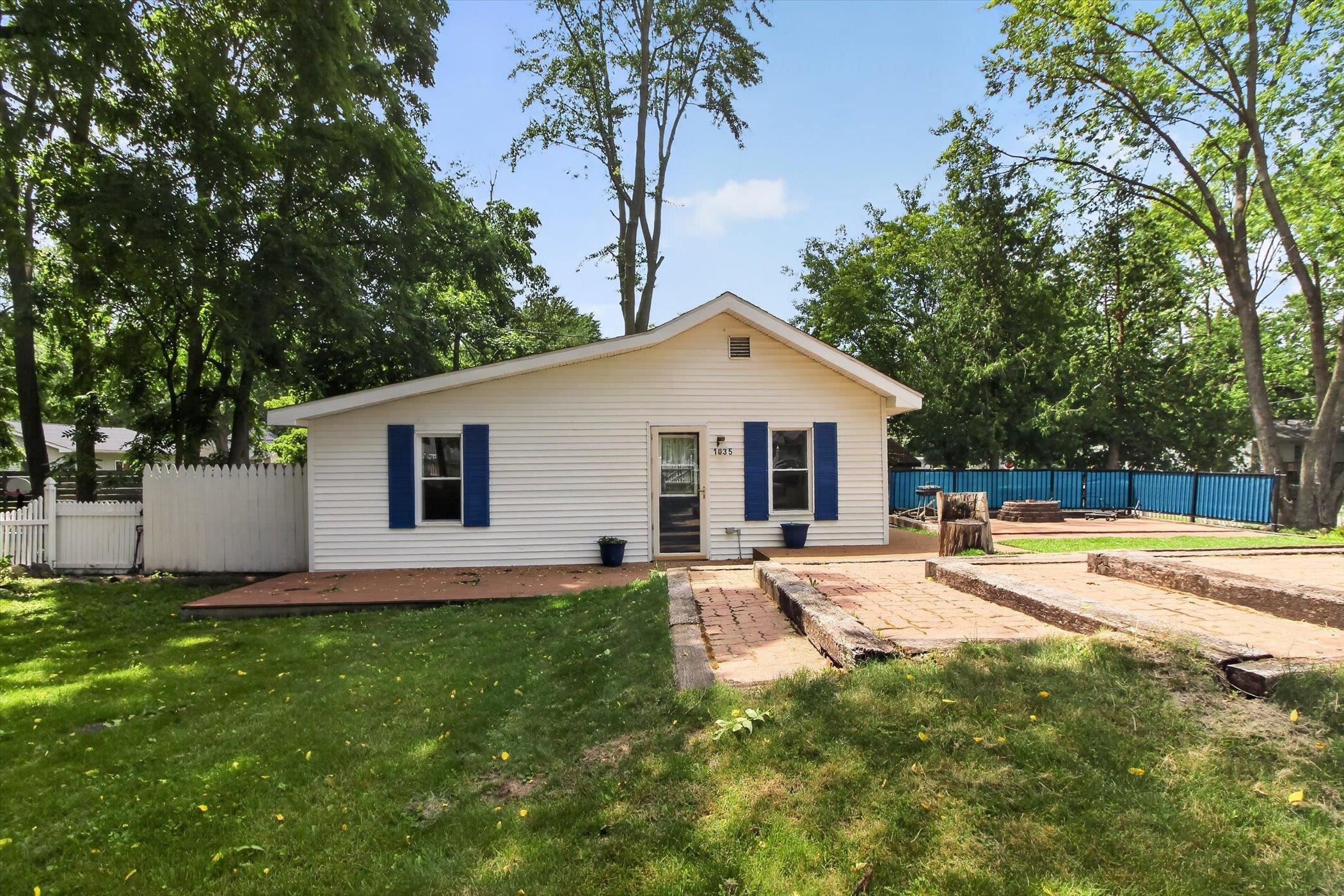 3rd image of 1035 Fairview Ave, Alma, MI 48801 | MLS# 79080070645