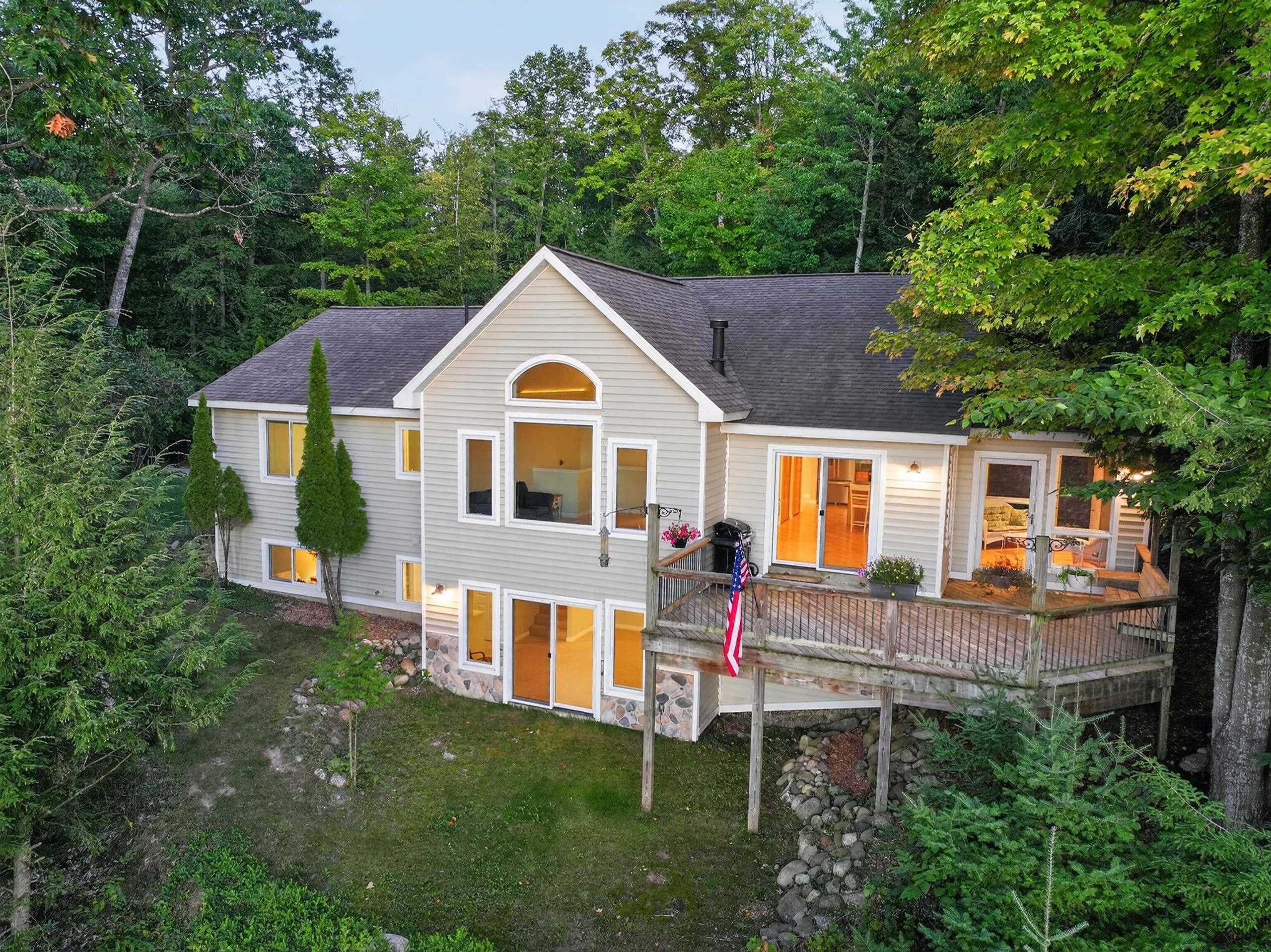 Photo 2 of Single family home for sale at 10101 Peninsula Dr, Traverse City, MI 49686 | MLS# 78080071813 | Listing updated on 2026-09-29