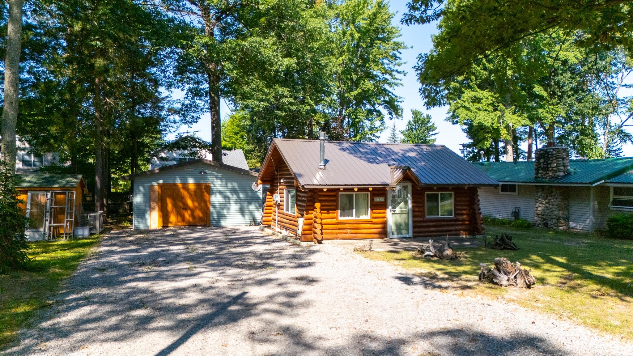 3rd image of 305 Devonshire Dr, Prudenville, MI 48651 | MLS# 80071912