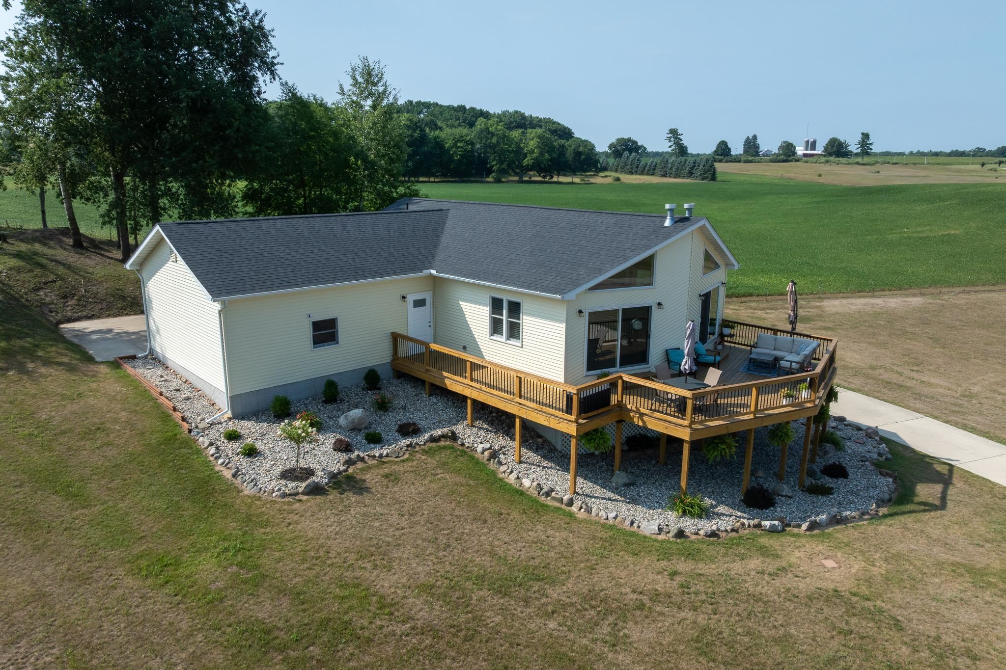 3rd image of 1201 S Clubhouse Dr, Weidman, MI 48893 | MLS# 80071930